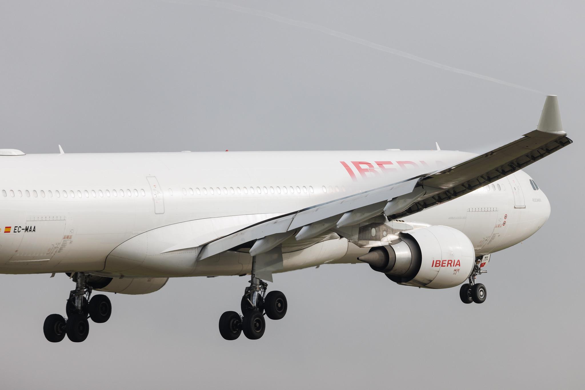 London Heathrow: Iberia (IB / IBE) | Airbus A330-302 A333 | EC-MAA | MSN 1515