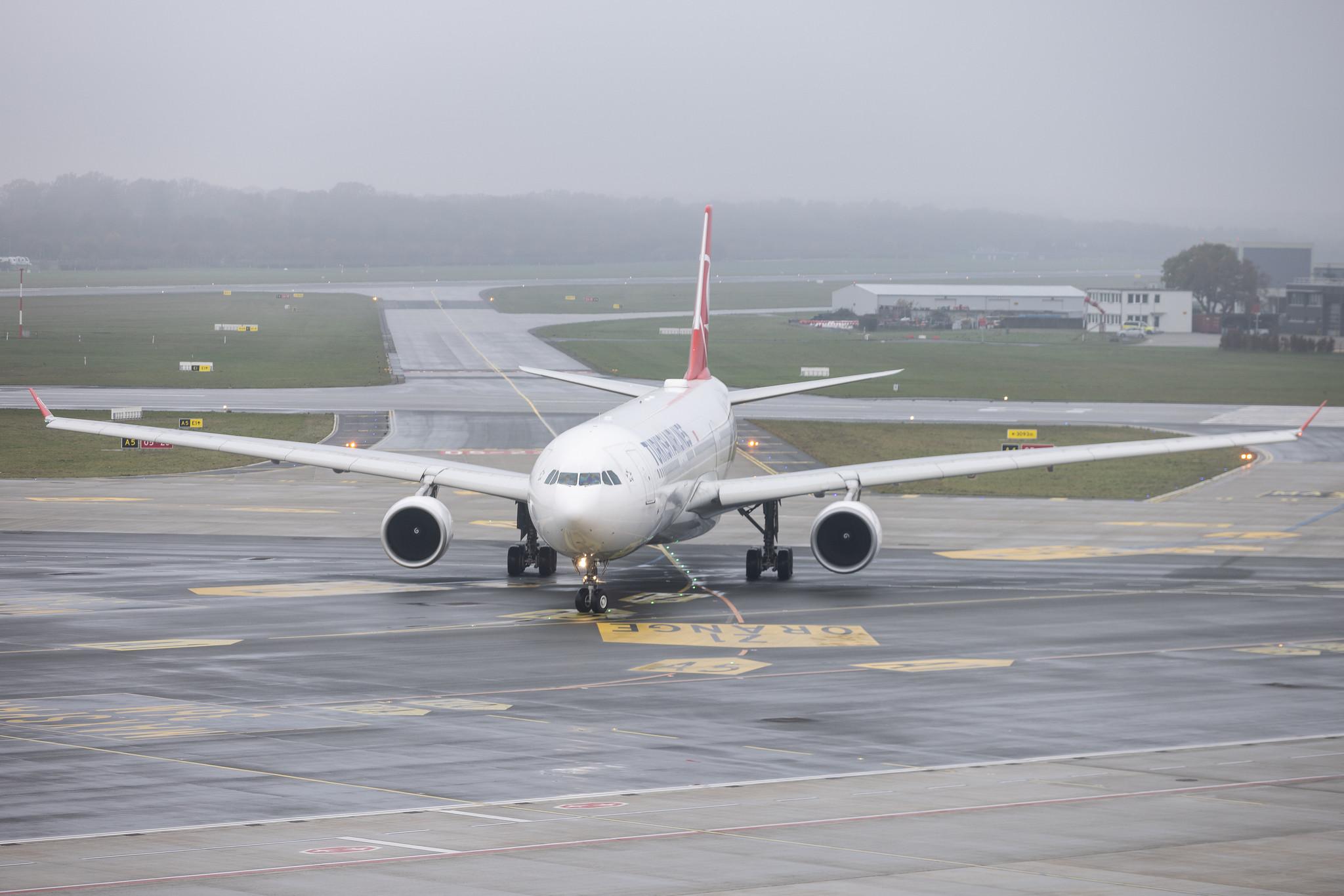 Hamburg Airport: Turkish Airlines (TK / THY) | Airbus A330-303 A333 | TC-LND | MSN 1704