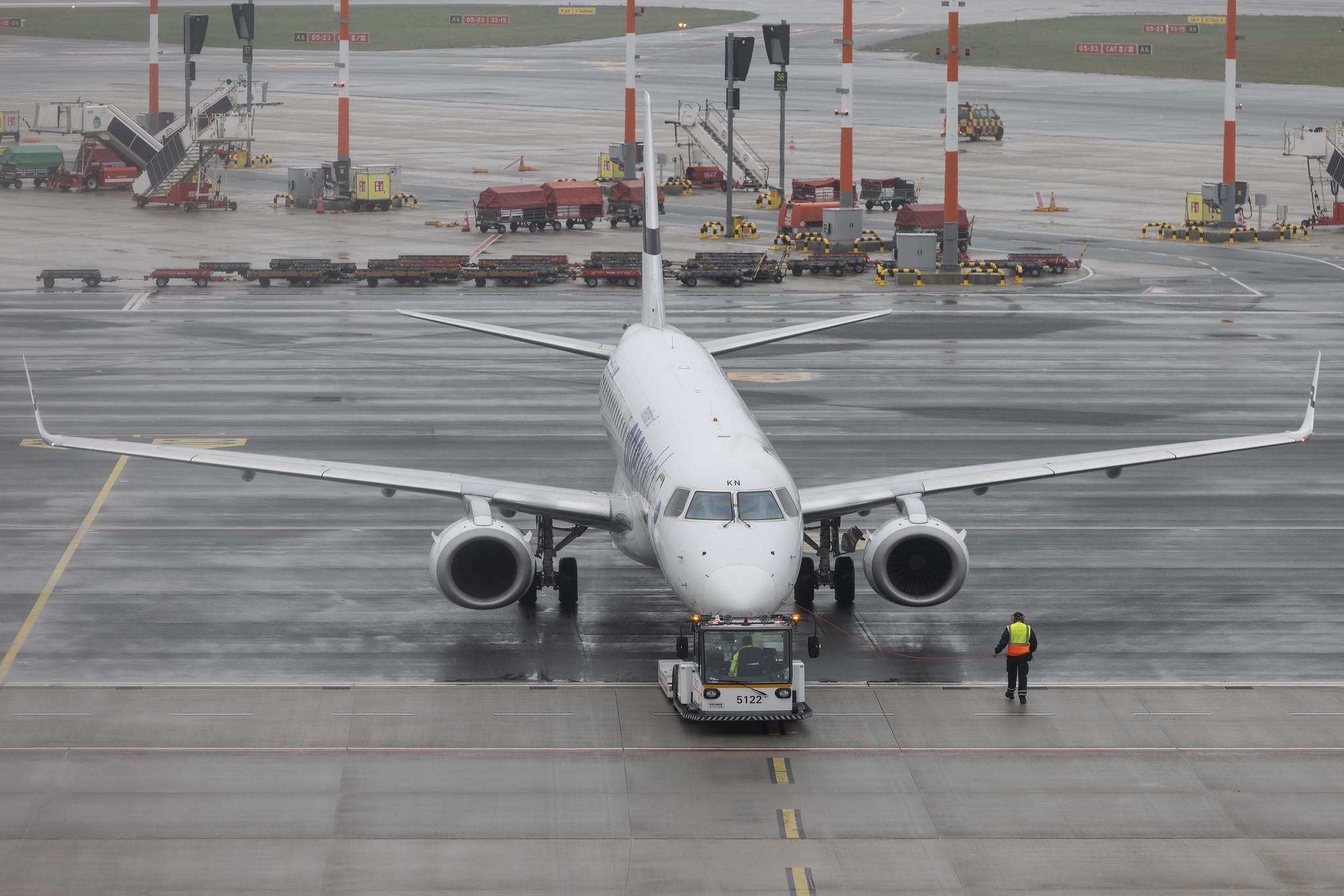Hamburg Airport: Finnair (AY / FIN) | Livery: Oneworld livery | Operator: NORRA | Embraer E190LR E190 | OH-LKN | MSN 19000252