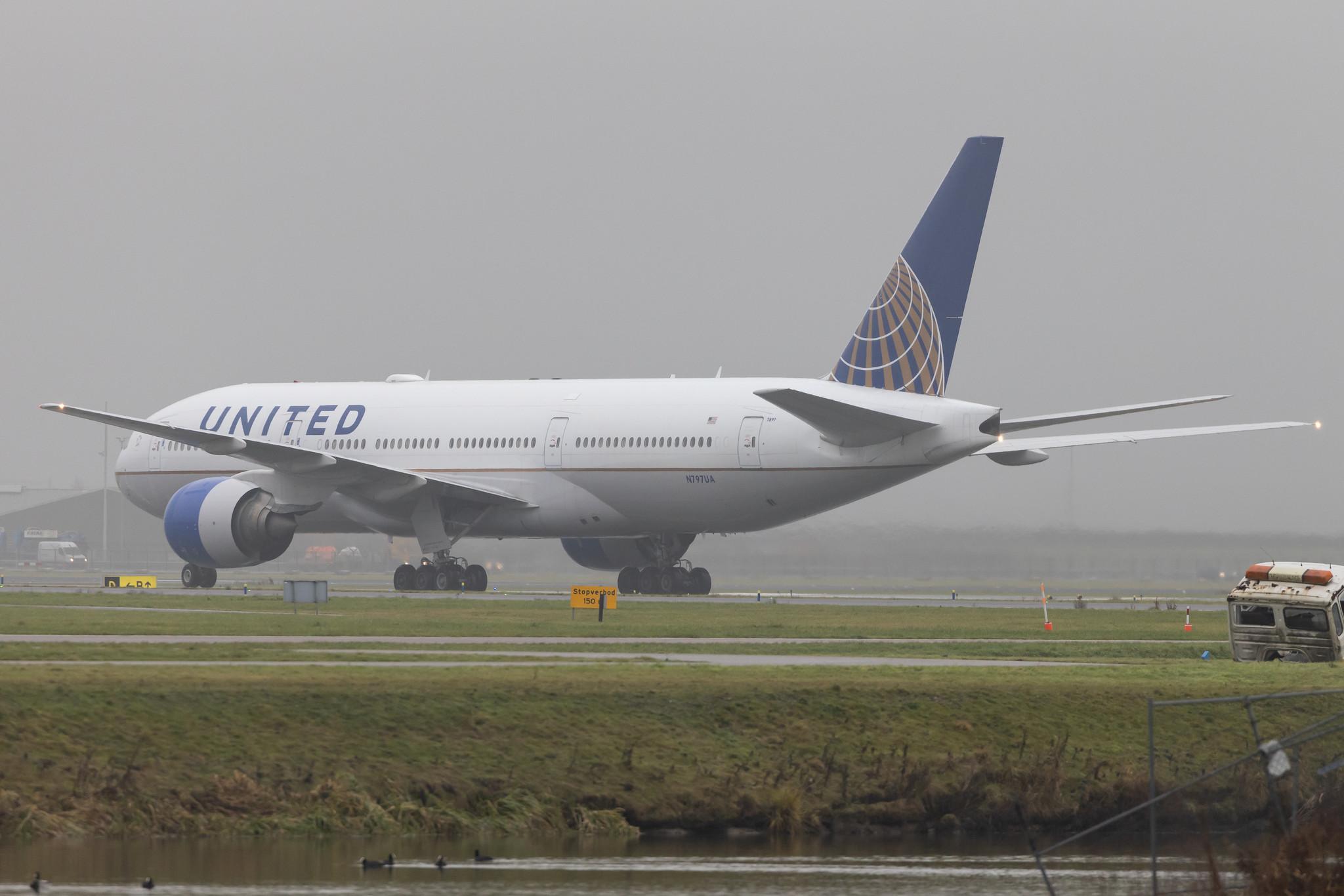 Amsterdam Schiphol: United Airlines (UA / UAL) | Boeing 777-222(ER) B772 | N797UA | MSN 26924