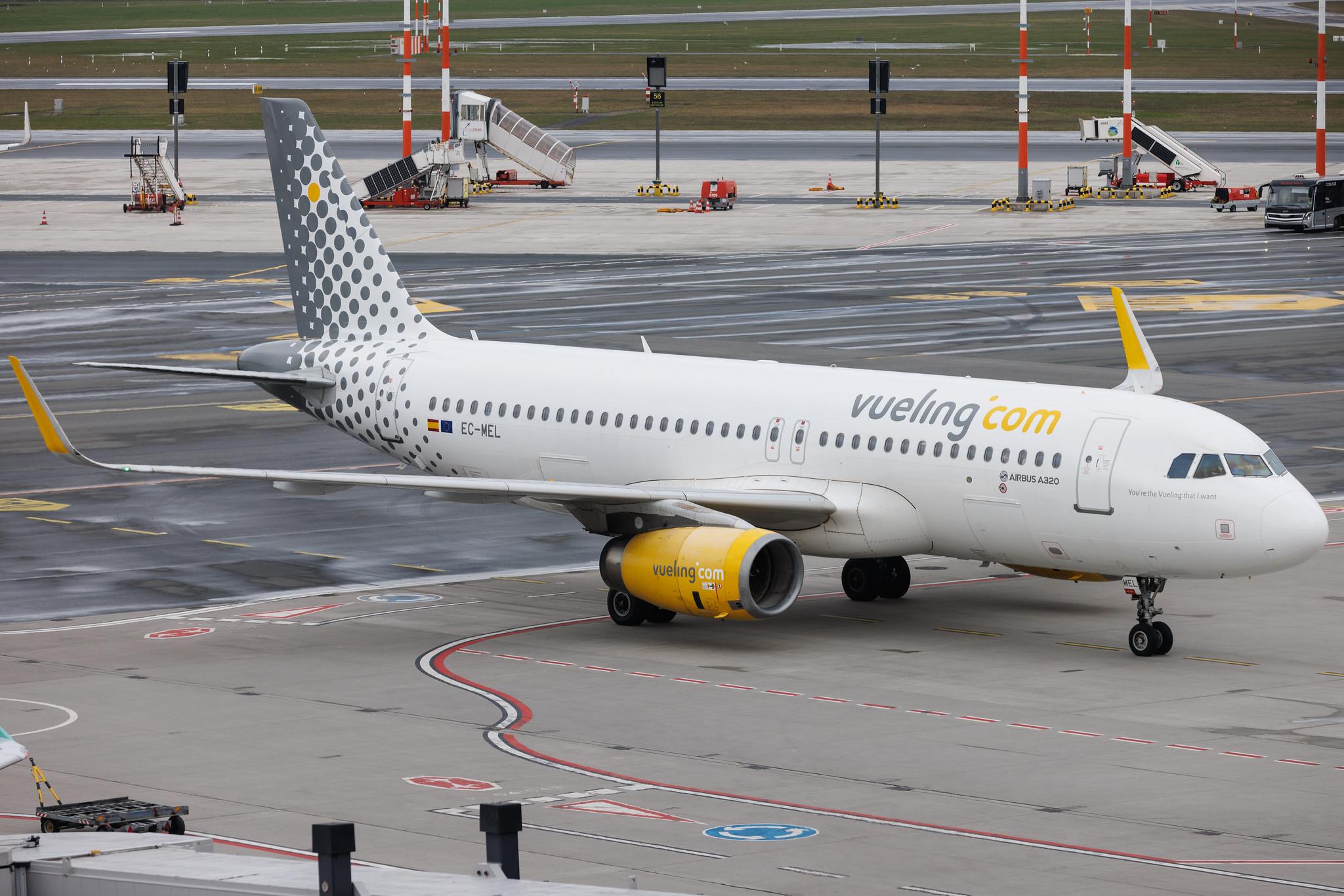 Hamburg Airport: Vueling (VY / VLG) | Airbus A320-232 A320 | EC-MEL | MSN 06450