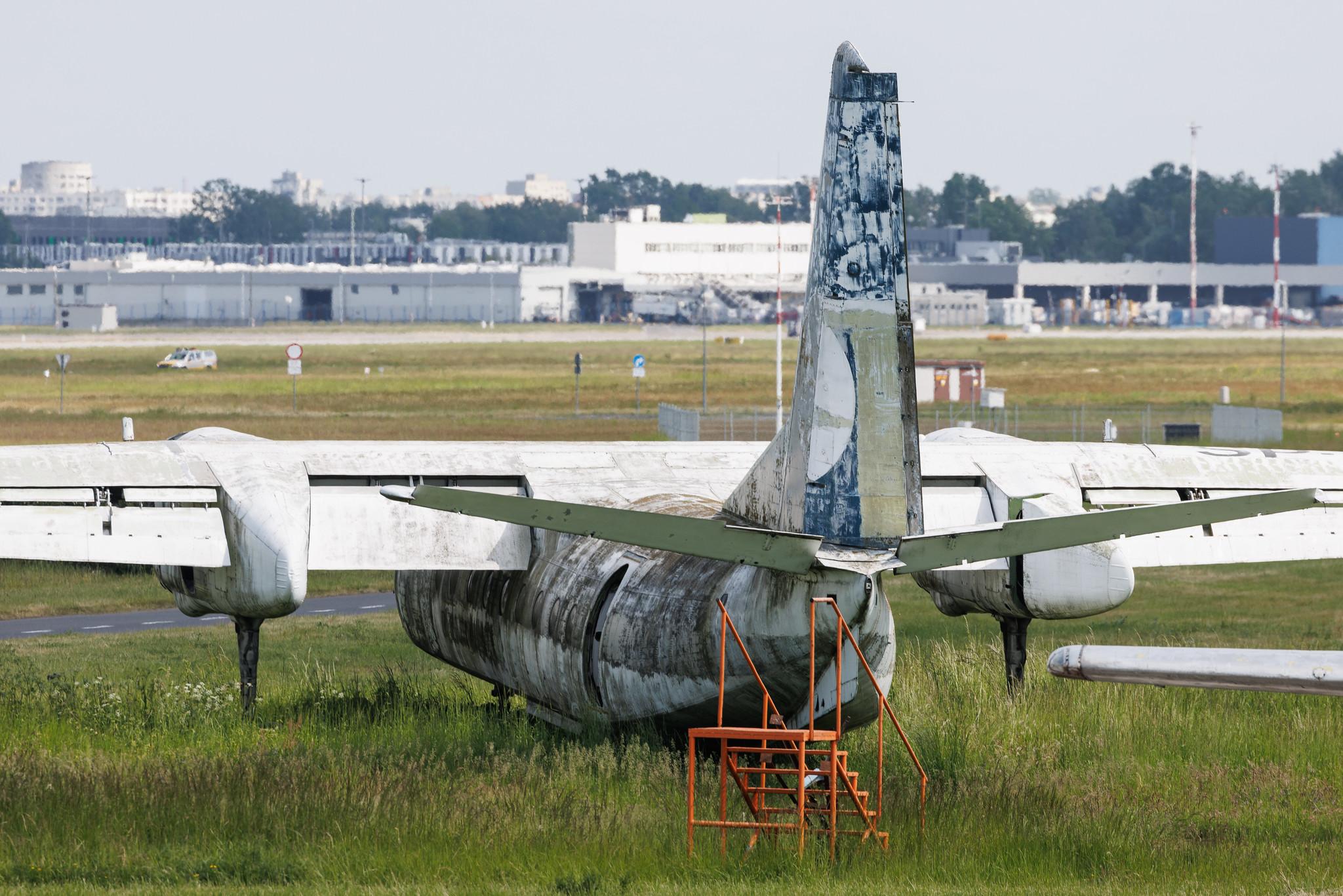 Warsaw Chopin Airport: LOT (LO / LOT) | Antonov An-24RV AN24 | SP-LTA | MSN 67302203