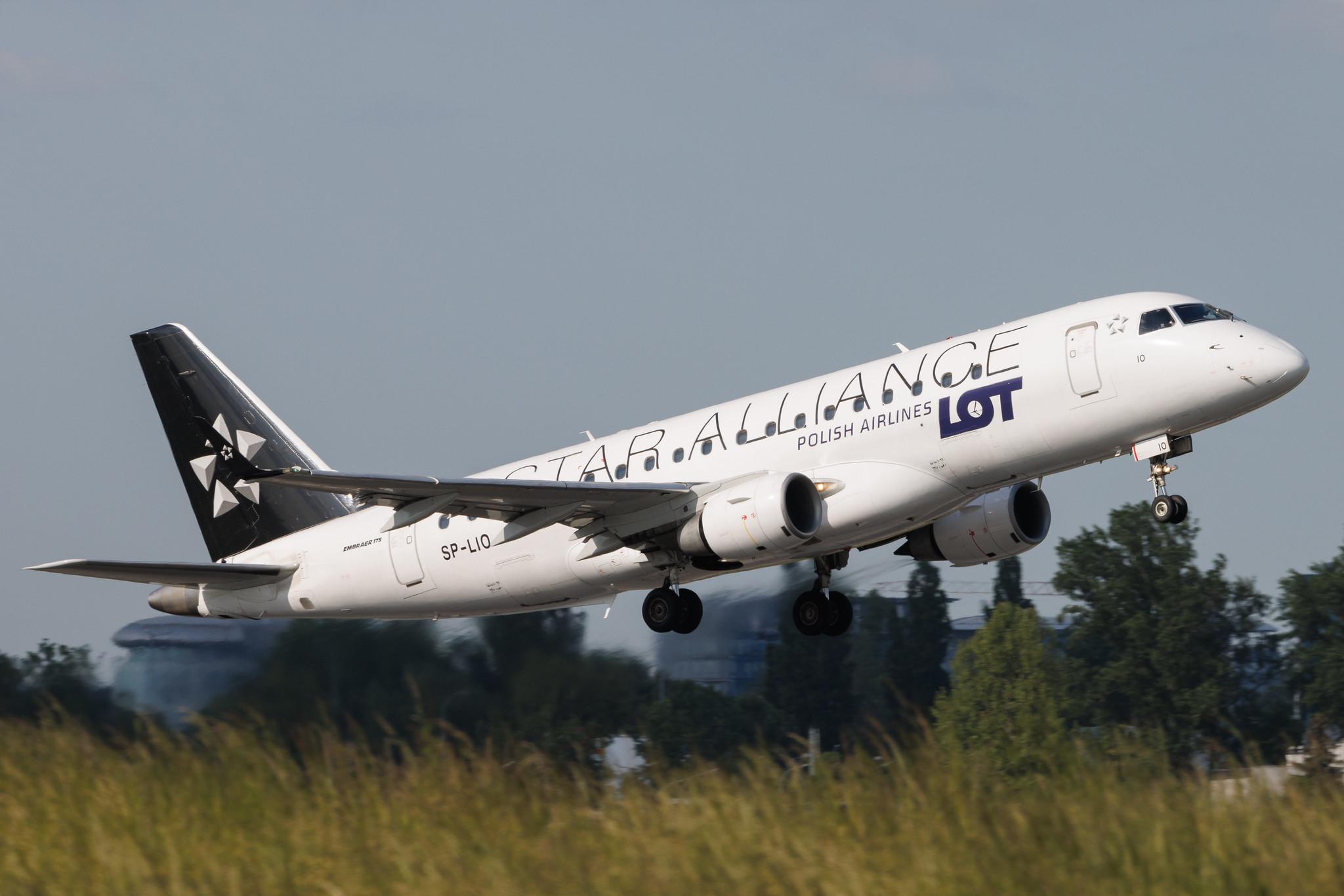 Warsaw Chopin Airport: LOT (LO / LOT) | Livery: Star Alliance Livery | Embraer E175LR E75S | SP-LIO | MSN 17000321