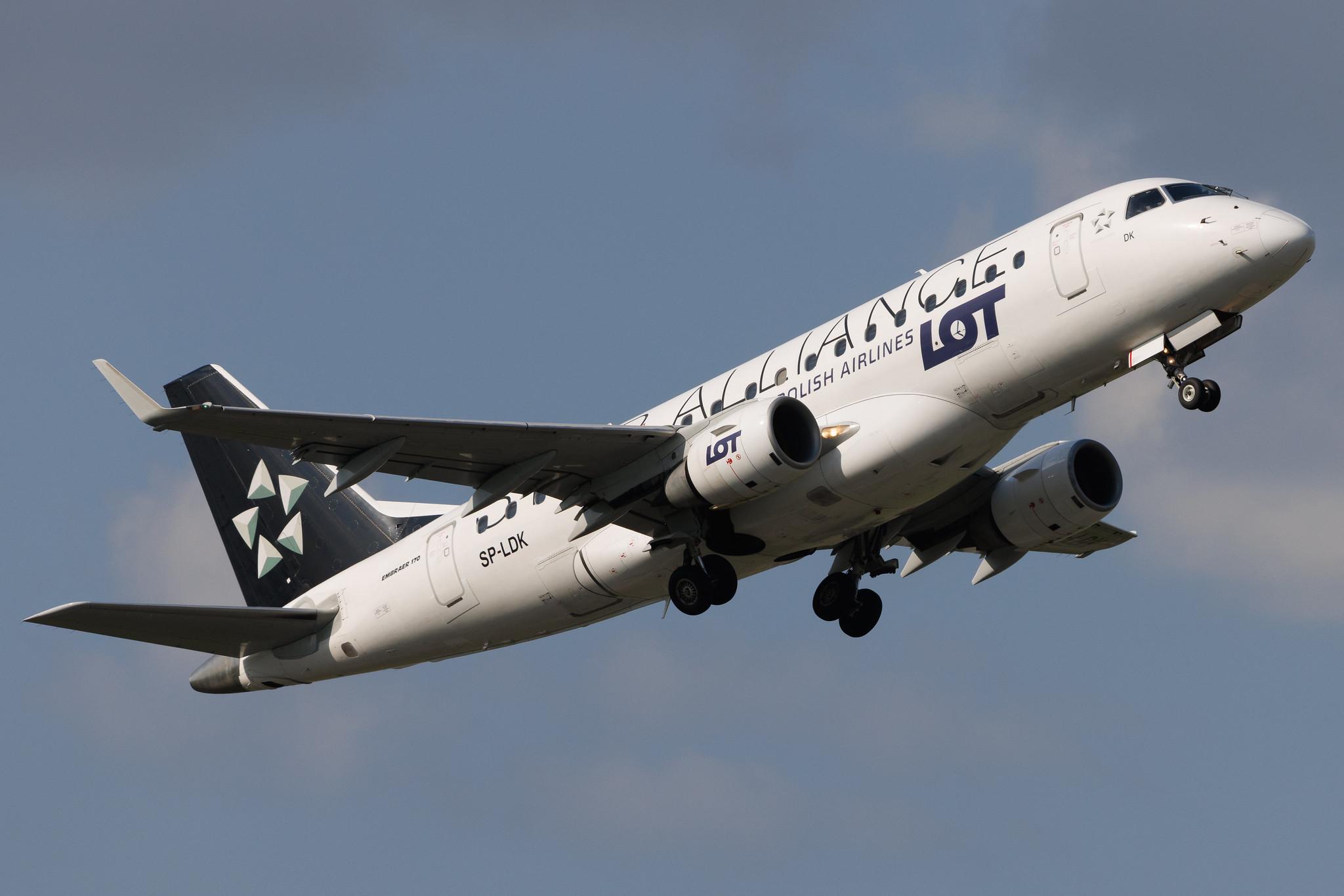 Warsaw Chopin Airport: LOT (LO / LOT) | Livery: Star Alliance Livery | Embraer E170STD E170 | SP-LDK | MSN 17000074