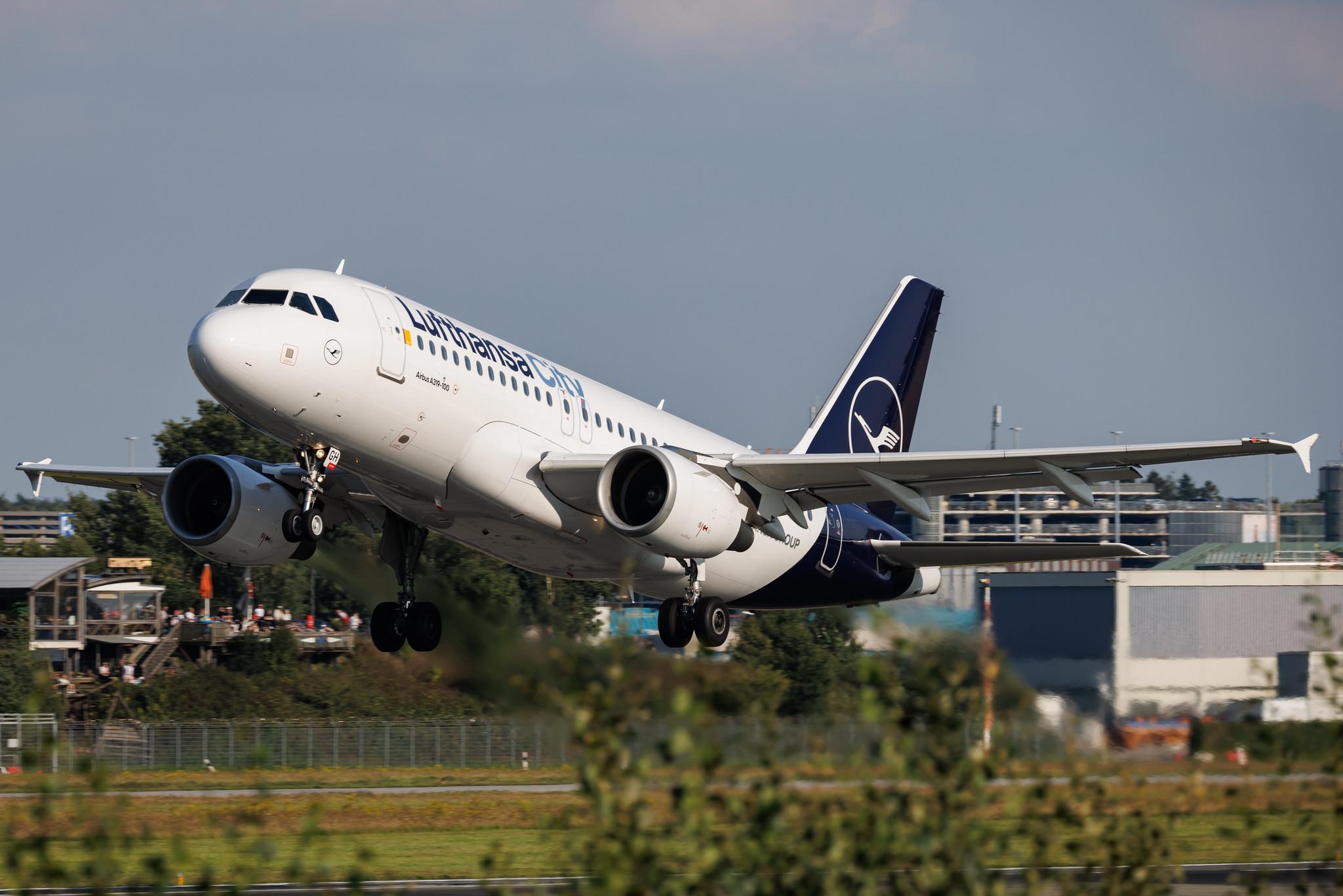 Hamburg Airport: Lufthansa City (VL / LHX) | Airbus A319-112 A319 | D-ABGH | MSN 3245