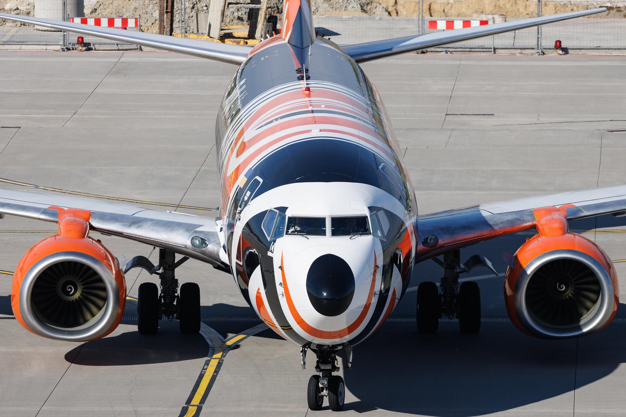 Warsaw Chopin Airport: SkyUp Airlines (PQ / SQP) | Livery: Livery: FC Shakhtar Livery | Boeing 737-75C B737 | UR-SQE | MSN 30034