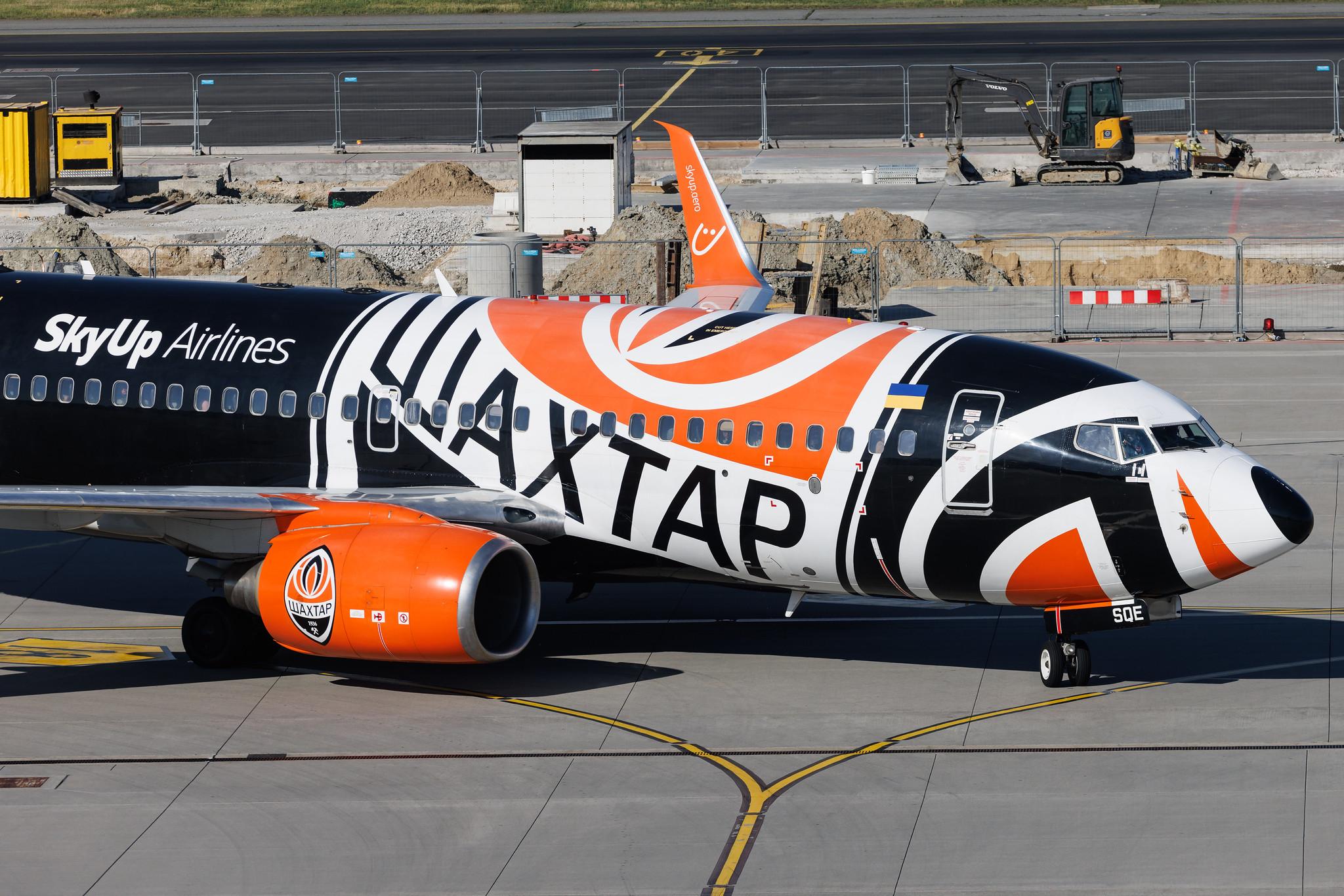 Warsaw Chopin Airport: SkyUp Airlines (PQ / SQP) | Livery: Livery: FC Shakhtar Livery | Boeing 737-75C B737 | UR-SQE | MSN 30034