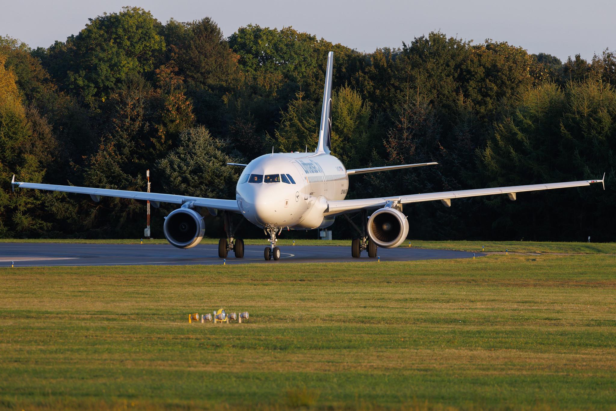Hamburg Airport: Lufthansa City (VL / LHX) | Airbus A319-112 A319 | D-ASTX | MSN 3202