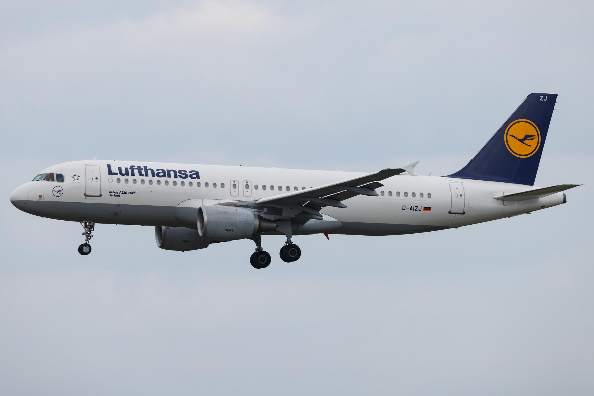 Hamburg Airport: Lufthansa (LH / DLH) | Airbus A320-214 A320 | D-AIZJ | MSN 4449