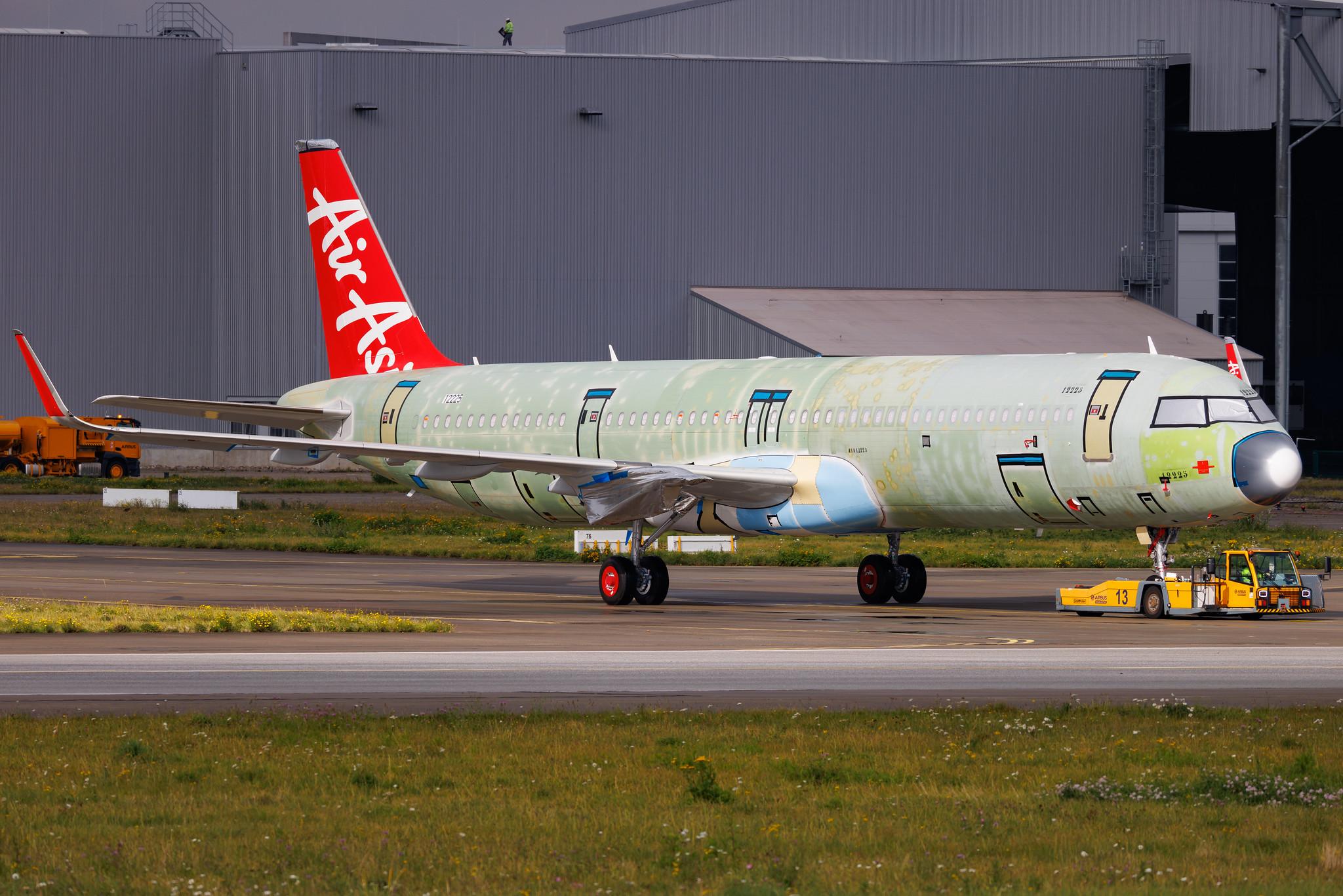 Hamburg Finkenwerder: AirAsia (AK / AXM) | Airbus A321-251NX A21N | D-AZWN | 9M- | MSN 12225