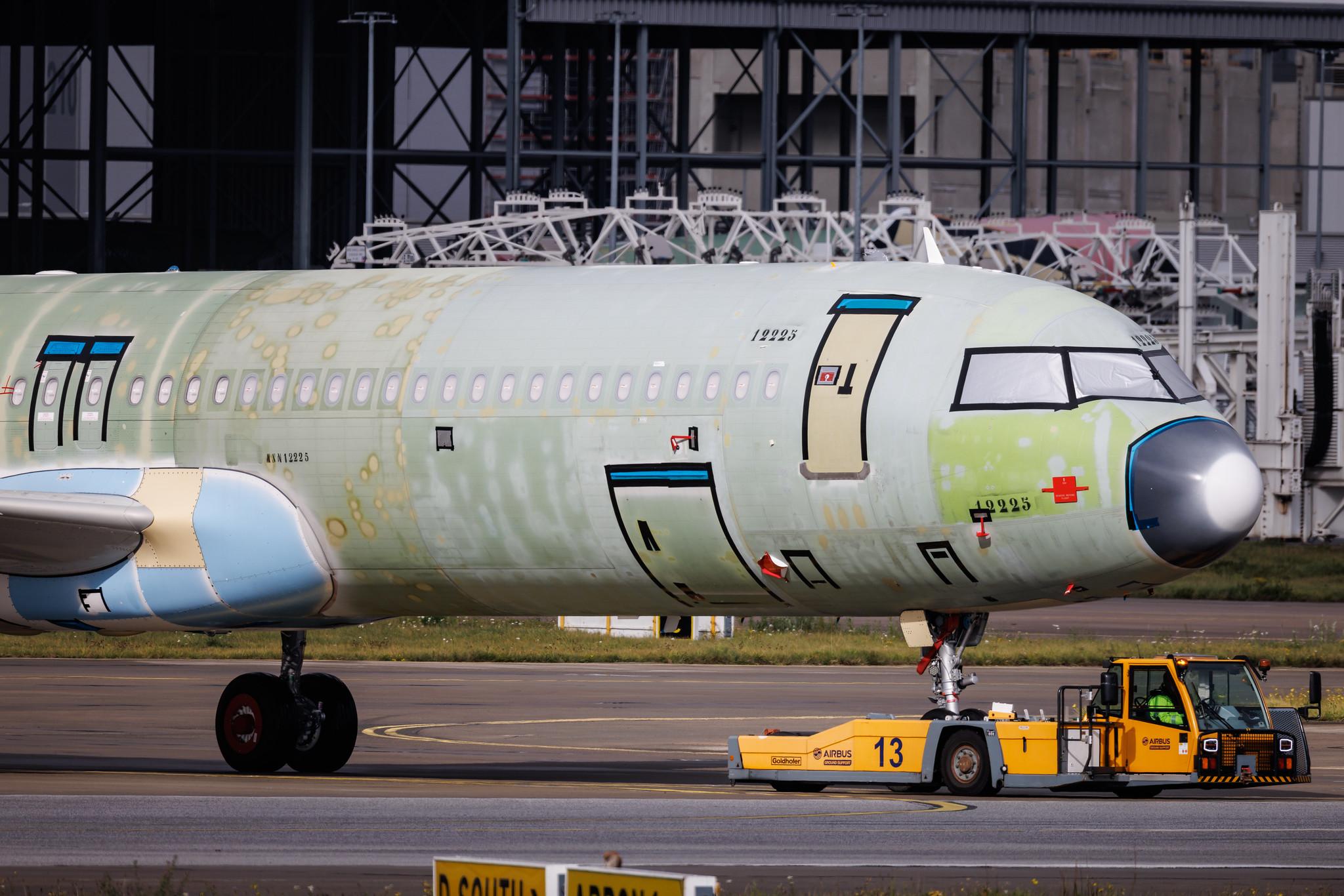 Hamburg Finkenwerder: AirAsia (AK / AXM) | Airbus A321-251NX A21N | D-AZWN | 9M- | MSN 12225