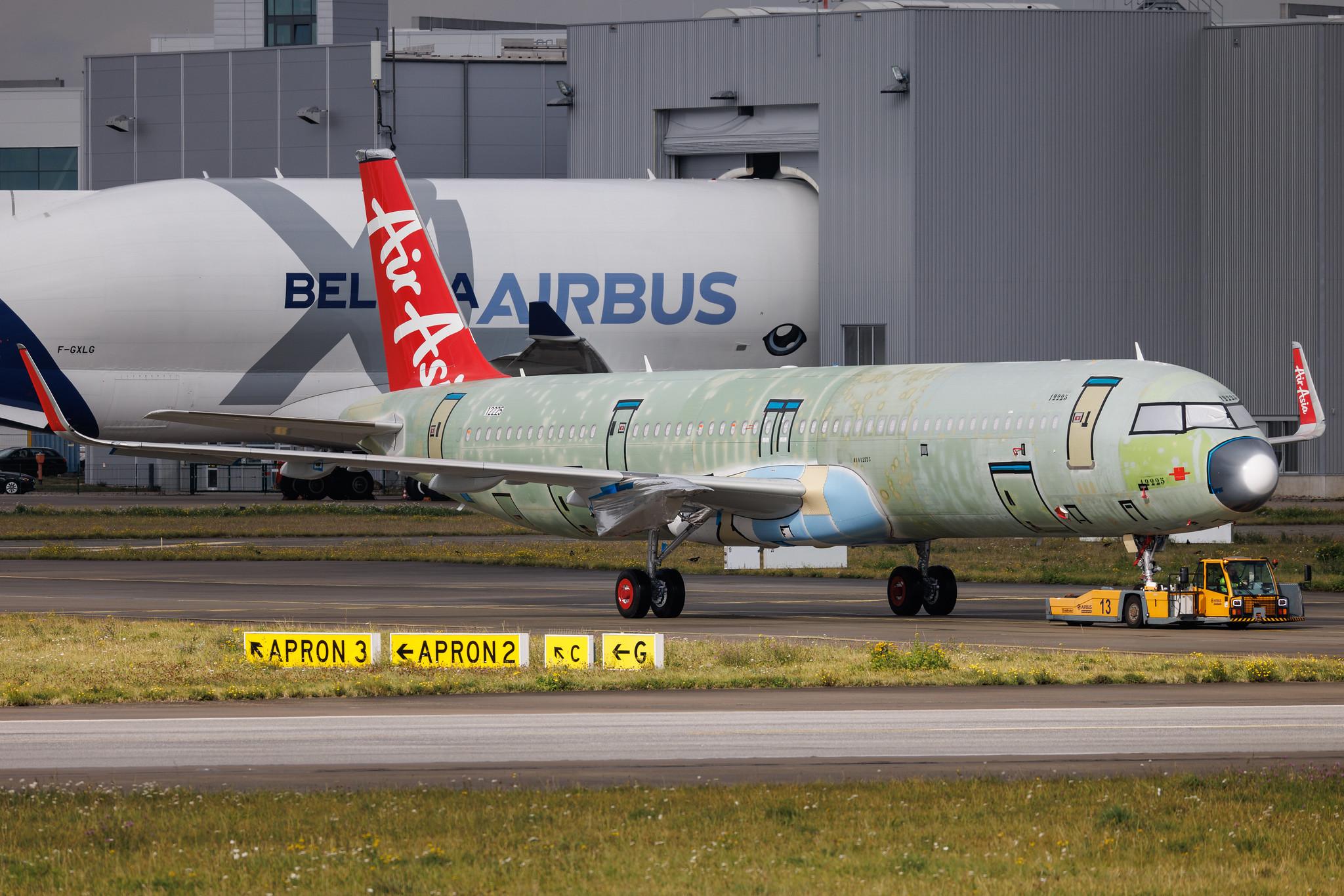 Hamburg Finkenwerder: AirAsia (AK / AXM) | Airbus A321-251NX A21N | D-AZWN | 9M- | MSN 12225