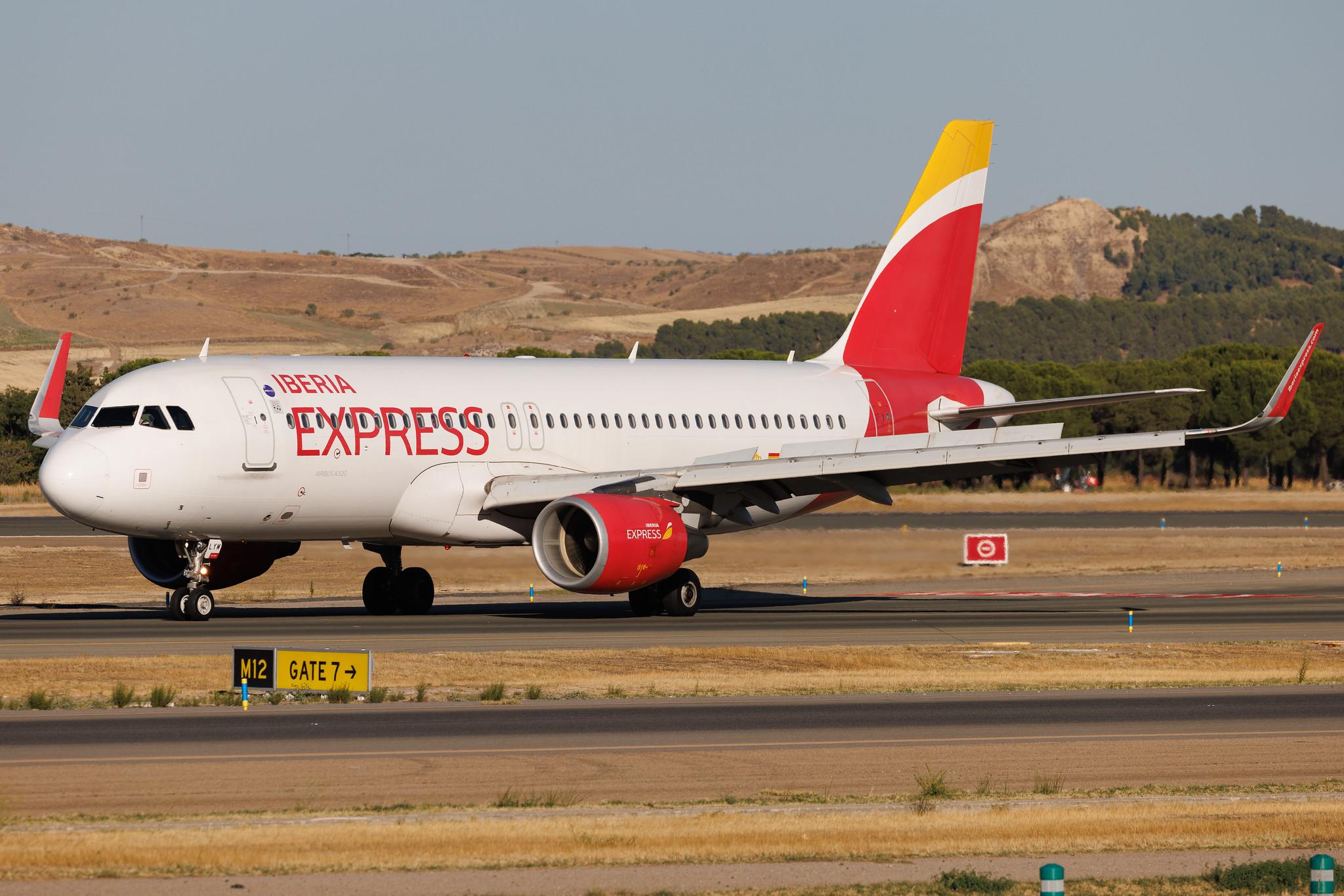 Madrid Barajas Airport: Iberia Express (I2 / IBS) | Airbus A320-216 A320 | EC-LYM | MSN 05815