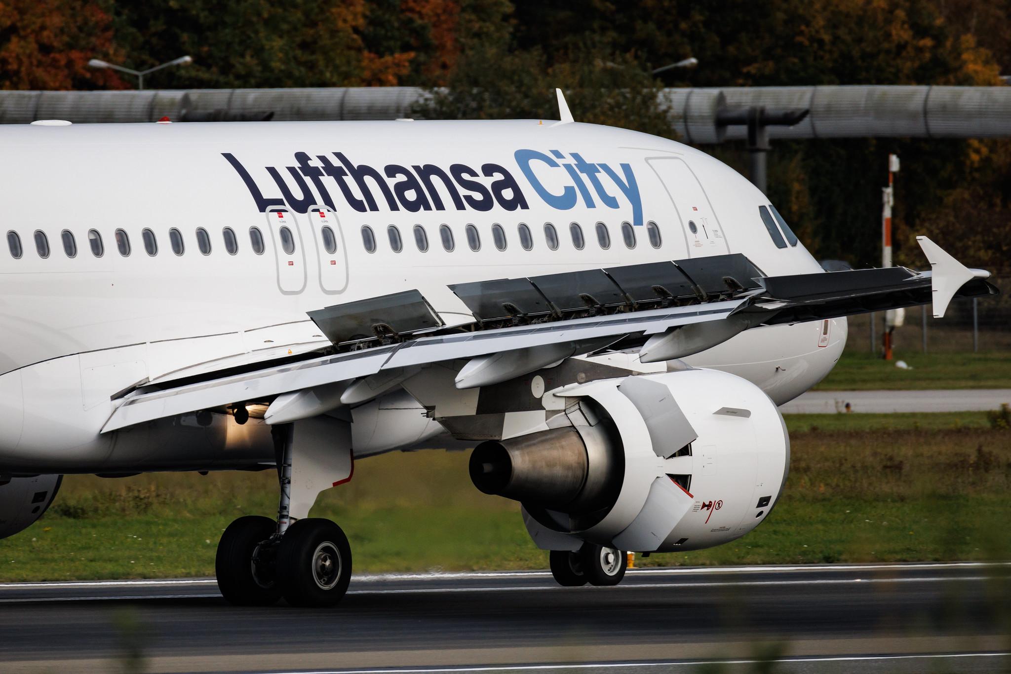 Hamburg Airport: Lufthansa City (VL / LHX) | Airbus A319-112 A319 | D-ASTX | MSN 3202