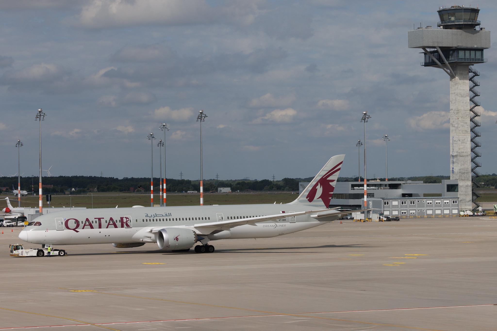 Flughafen Berlin Brandenburg: Qatar Airways (QR / QTR) | Boeing 787-9 Dreamliner B789 | A7-BHK | MSN 64221