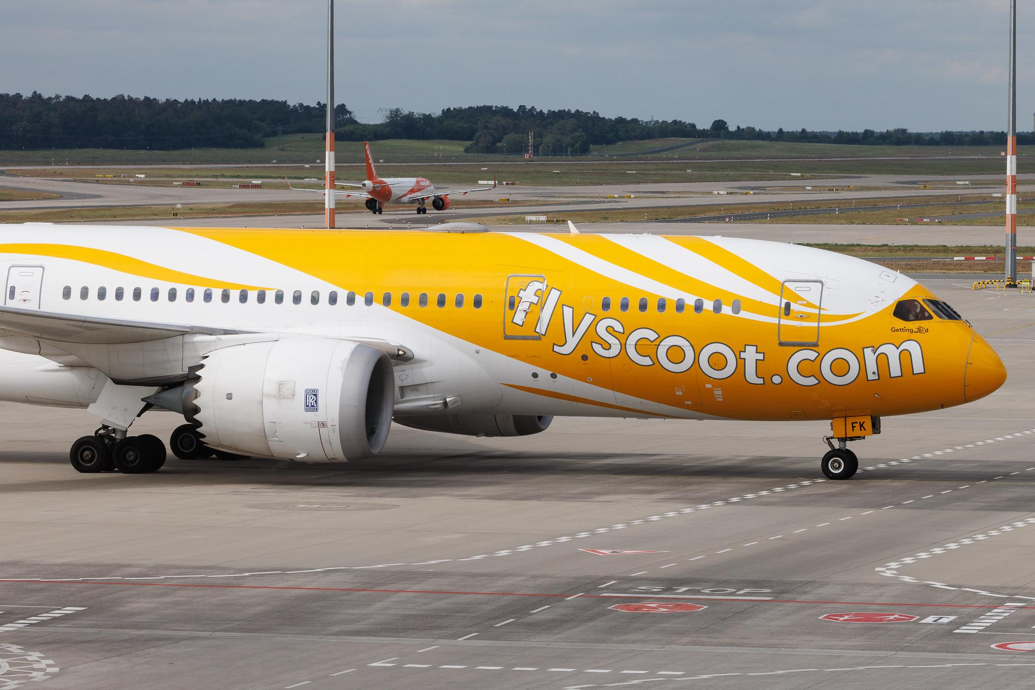 Flughafen Berlin Brandenburg: Scoot (TR / TGW) | Boeing 787-8 Dreamliner B788 | 9V-OFK | MSN 37127