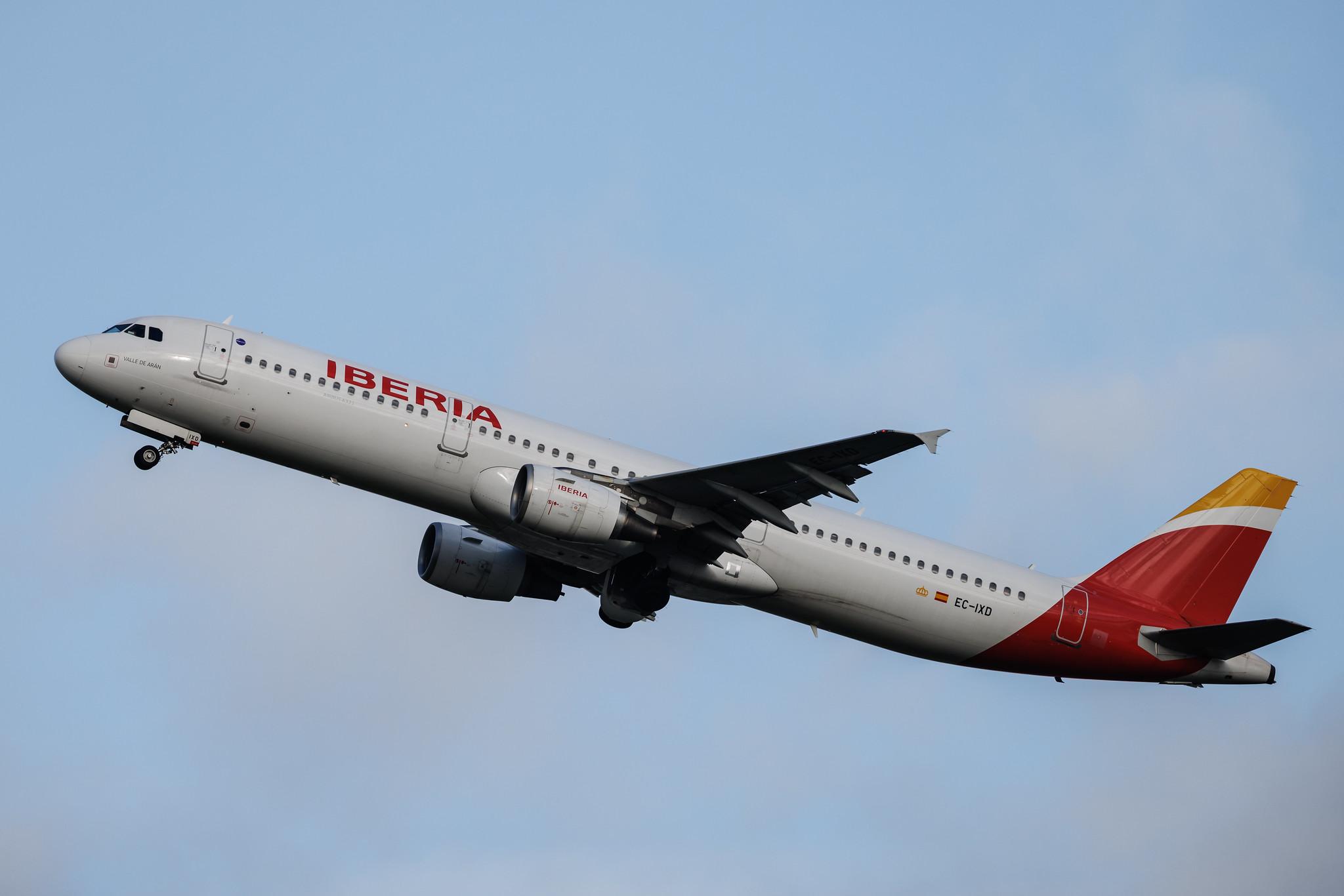 Paris Orly Airport: Iberia (IB / IBE) | Airbus A321-212 A321 | EC-IXD | MSN 2220
