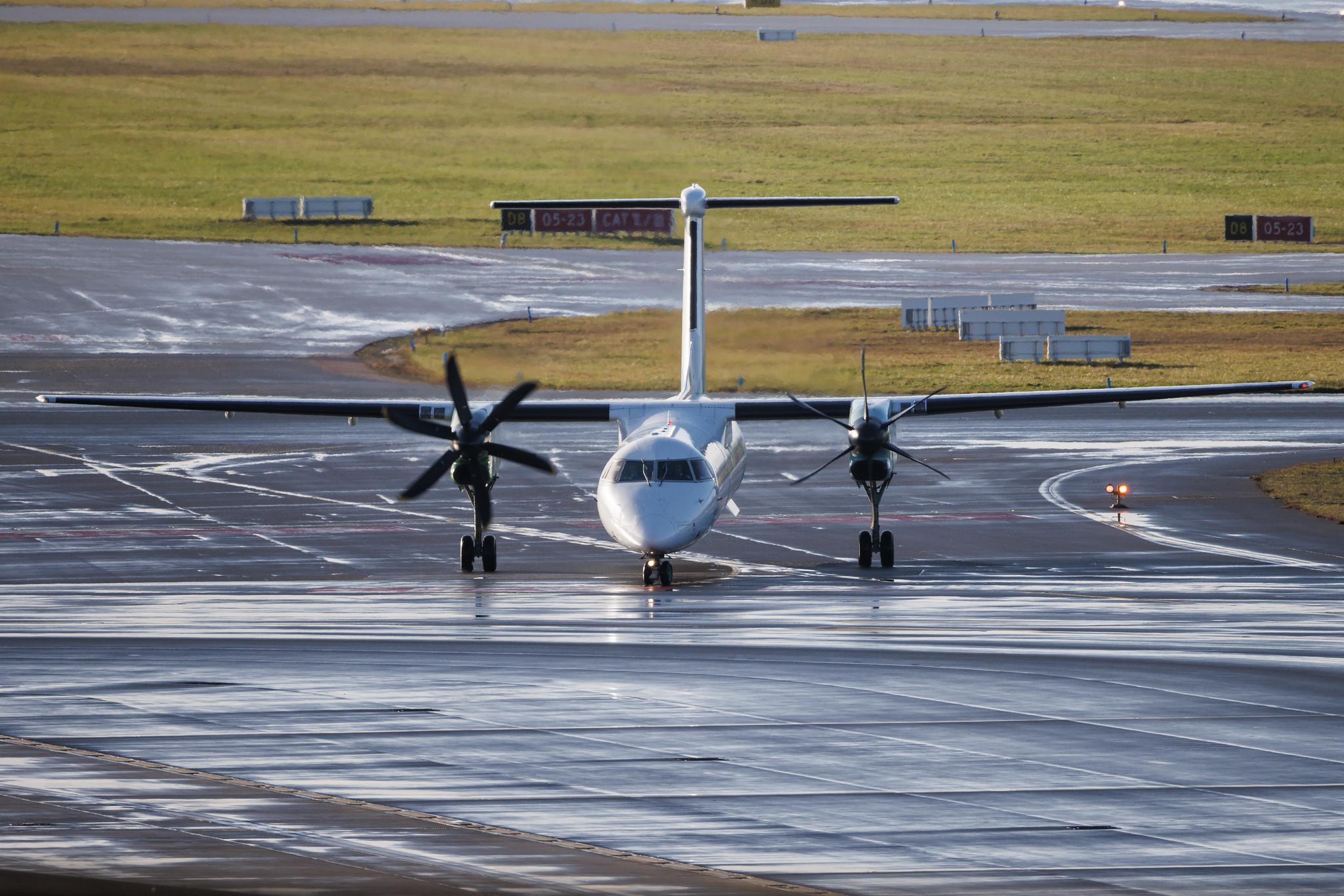 Hamburg Airport: Wideroe (WF / WIF) | De Havilland Canada Dash 8-400 DH8D | LN-RDZ | MSN 4063