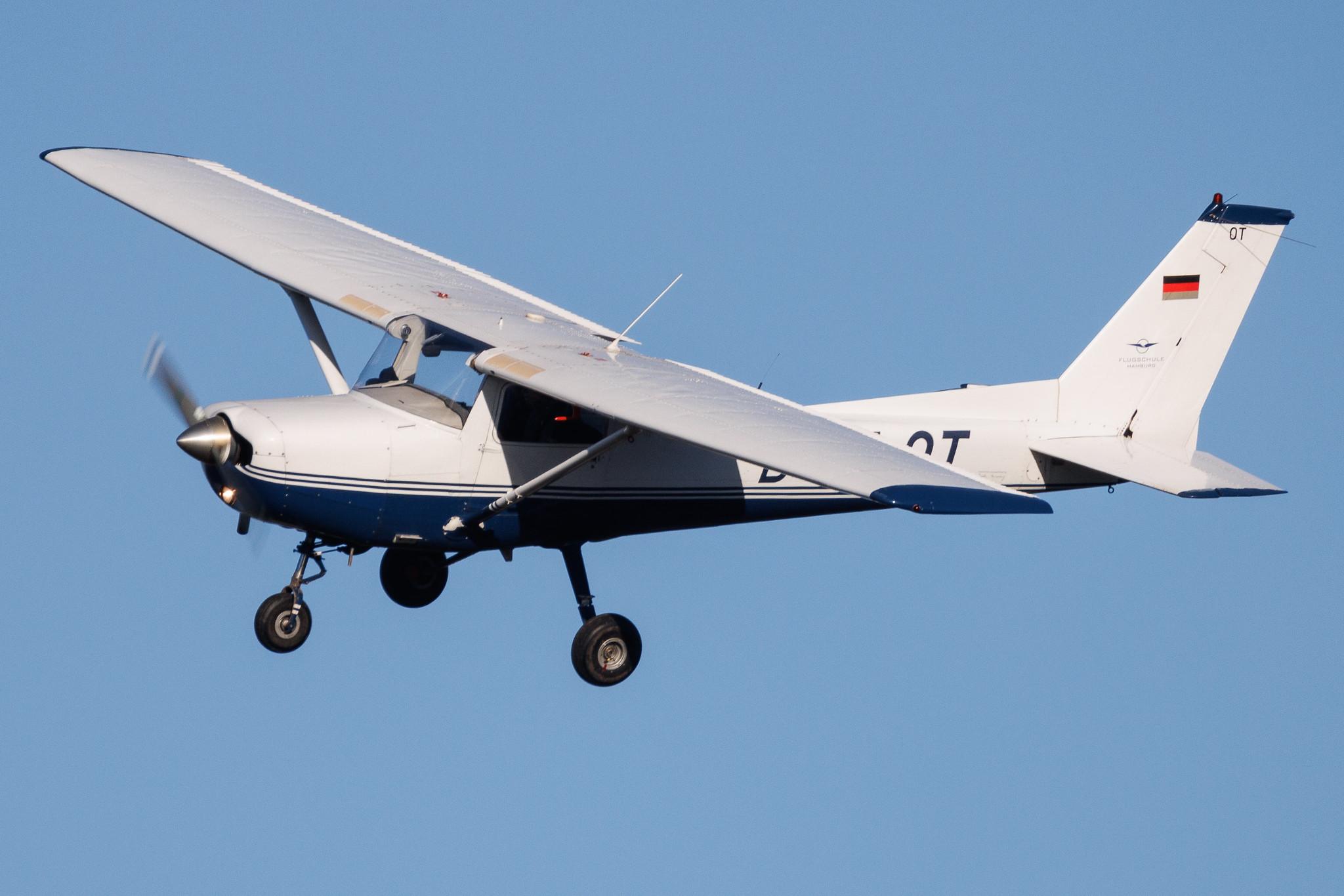 Hamburg Airport: Flugschule Hamburg | Reims-Cessna F152 C152 | D-ELOT | MSN F15201637