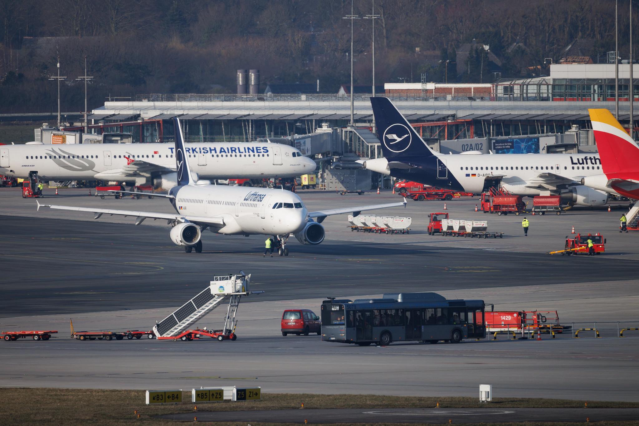Hamburg Airport: Lufthansa (LH / DLH) | Airbus A321-131 A321 | D-AIRR | MSN 0567