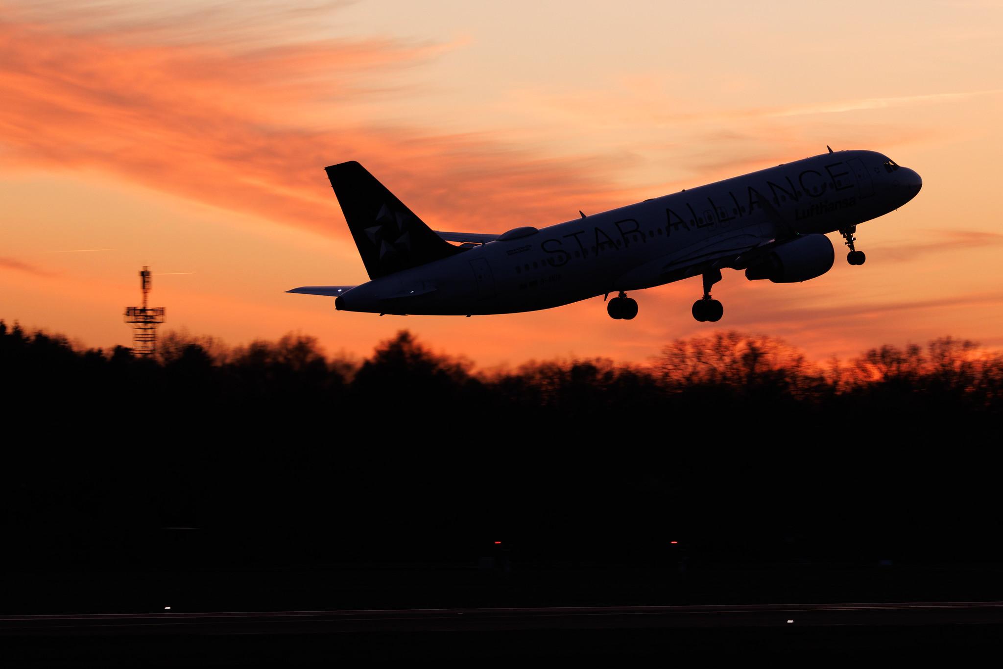 Hamburg Airport: Lufthansa (LH / DLH) | Livery: Star Alliance Livery | Airbus A320-214 A320 | D-AIUA | MSN 5935