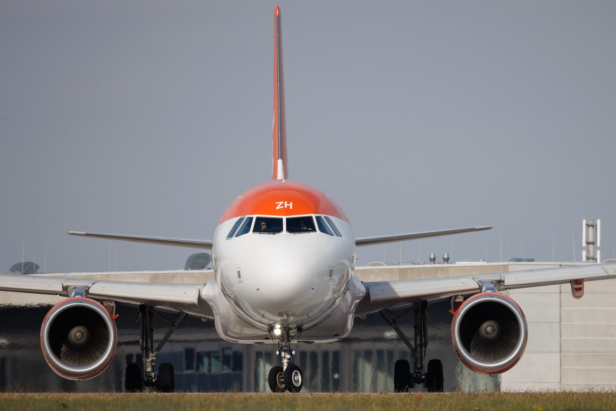 Flughafen Berlin Brandenburg: easyJet (U2 / EZY) | Operator: easyJet Europe | Airbus A320-214 A320 | OE-IZH | MSN 06892