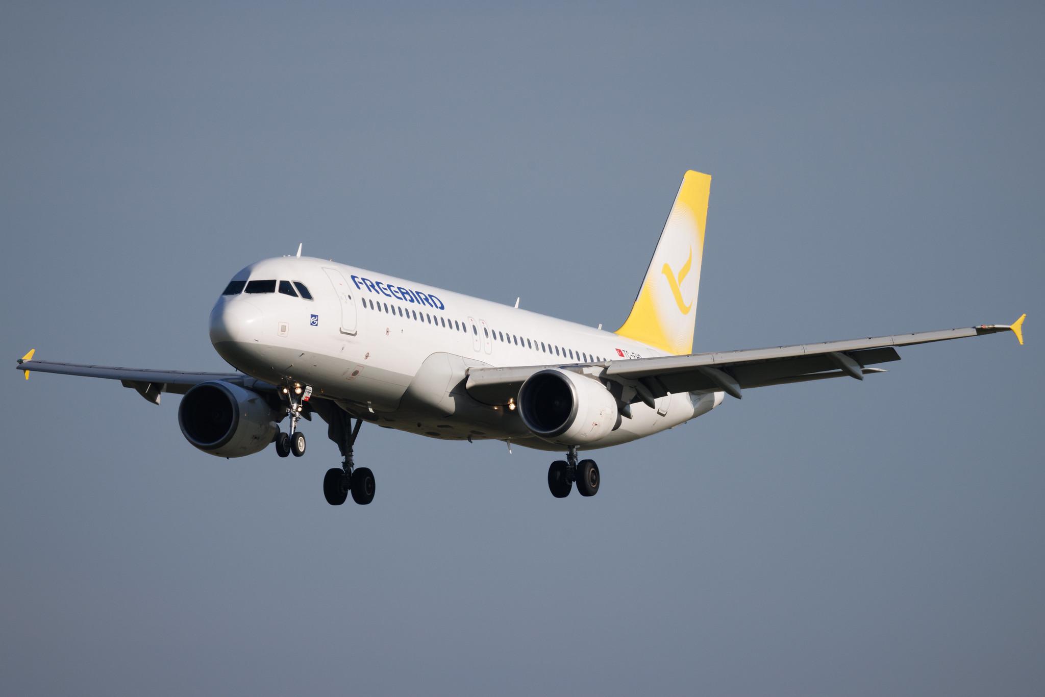 Flughafen Berlin Brandenburg: Freebird Airlines (FH / FHY) | Airbus A320-214 A320 | TC-FHP | MSN 05906