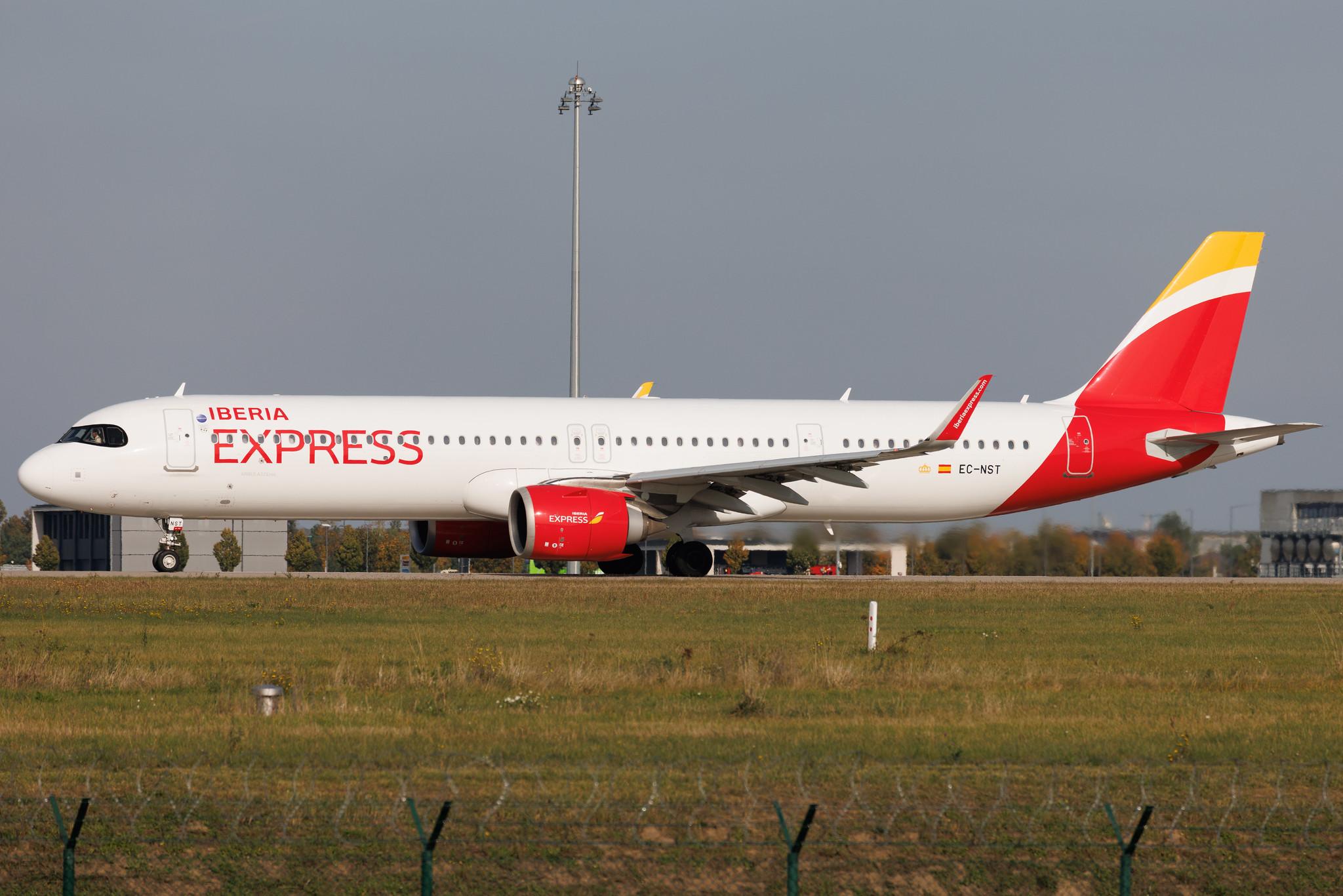 Flughafen Berlin Brandenburg: Iberia Express (I2 / IBS) | Airbus A321-251NX A21N | EC-NST | MSN 10991