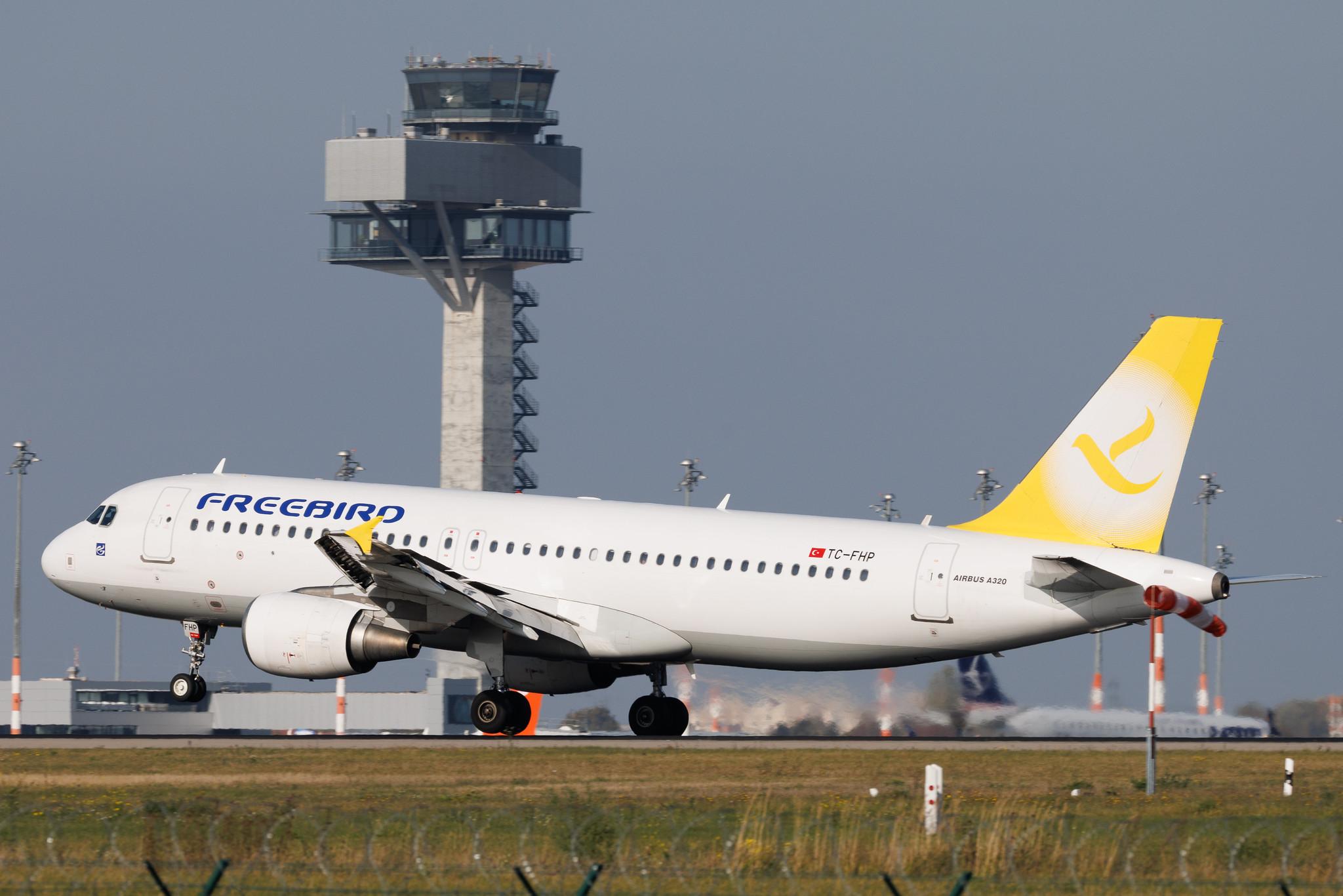 Flughafen Berlin Brandenburg: Freebird Airlines (FH / FHY) | Airbus A320-214 A320 | TC-FHP | MSN 05906
