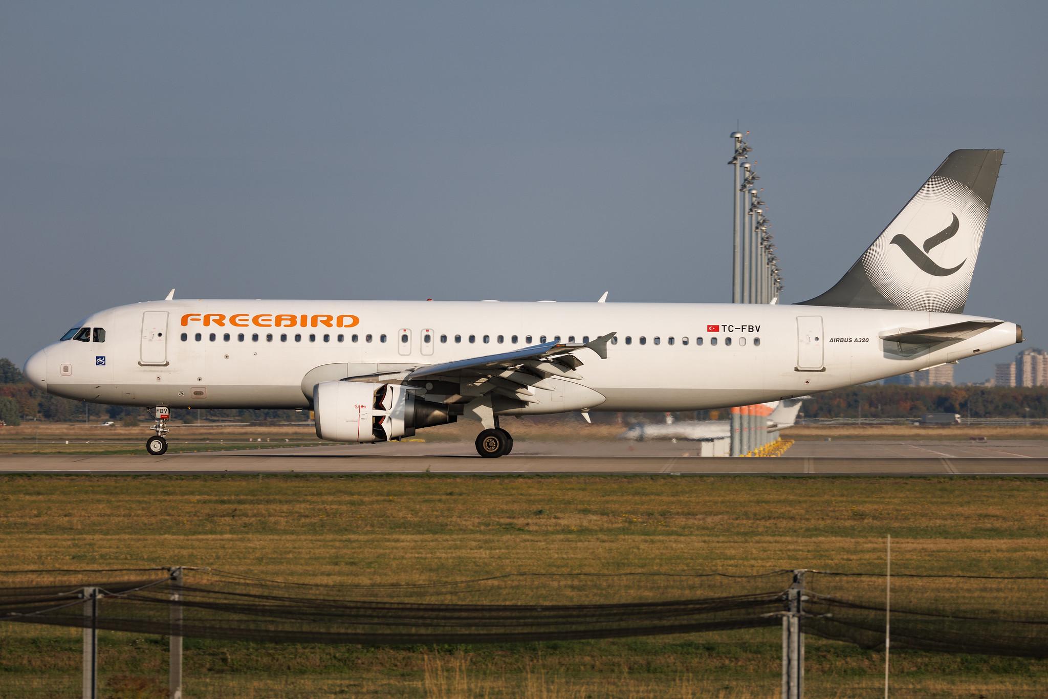 Flughafen Berlin Brandenburg: Freebird Airlines (FH / FHY) | Airbus A320-214 A320 | TC-FBV | MSN 4658