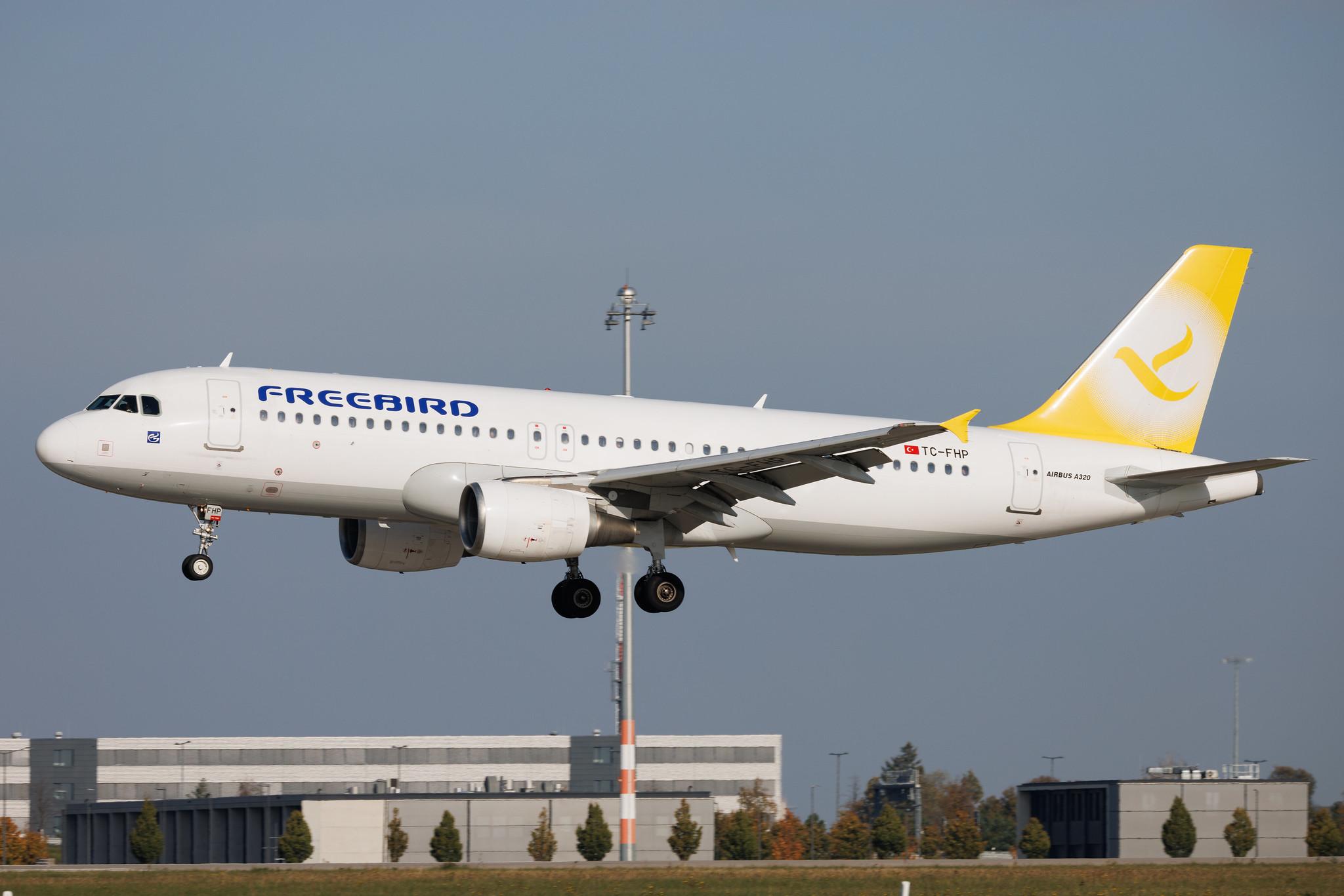 Flughafen Berlin Brandenburg: Freebird Airlines (FH / FHY) | Airbus A320-214 A320 | TC-FHP | MSN 05906