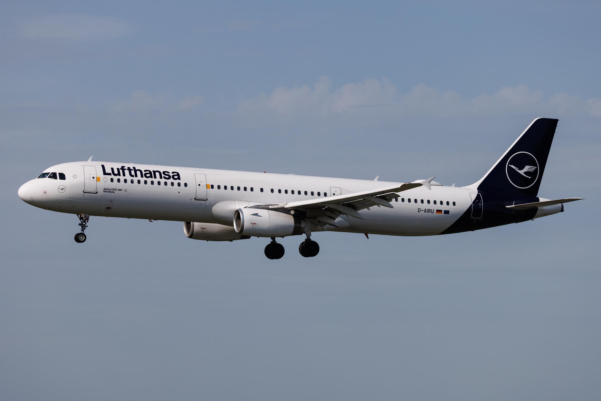 Hamburg Airport: Lufthansa (LH / DLH) | Airbus A321-131 A321 | D-AIRU | MSN 0692