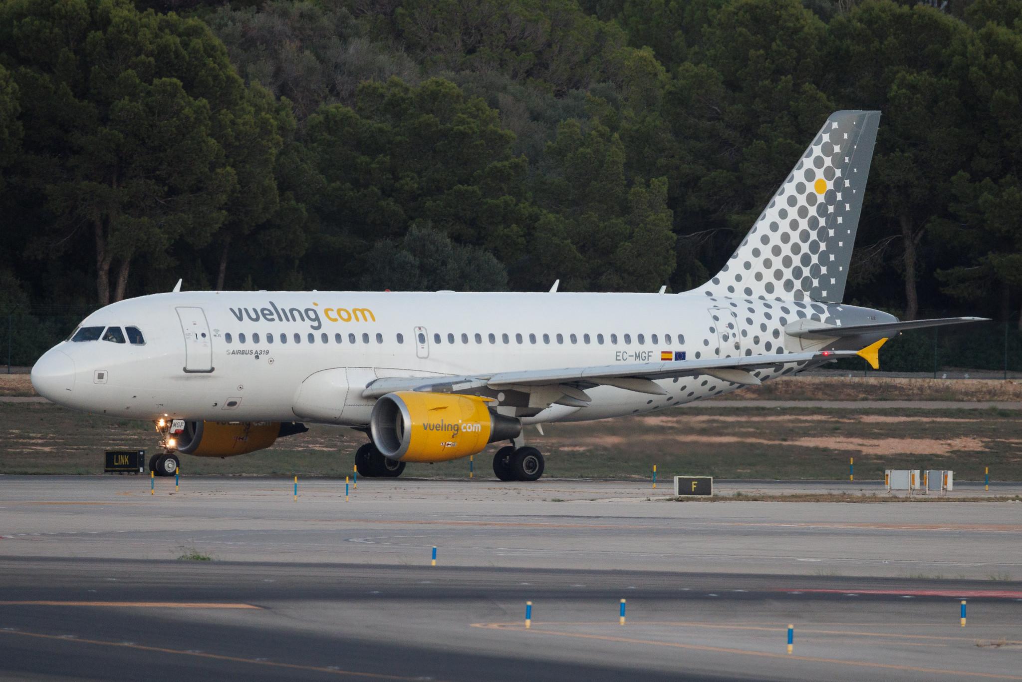 Palma de Mallorca Airport: Vueling (VY / VLG) | Airbus A319-112 A319 | EC-MGF | MSN 03028