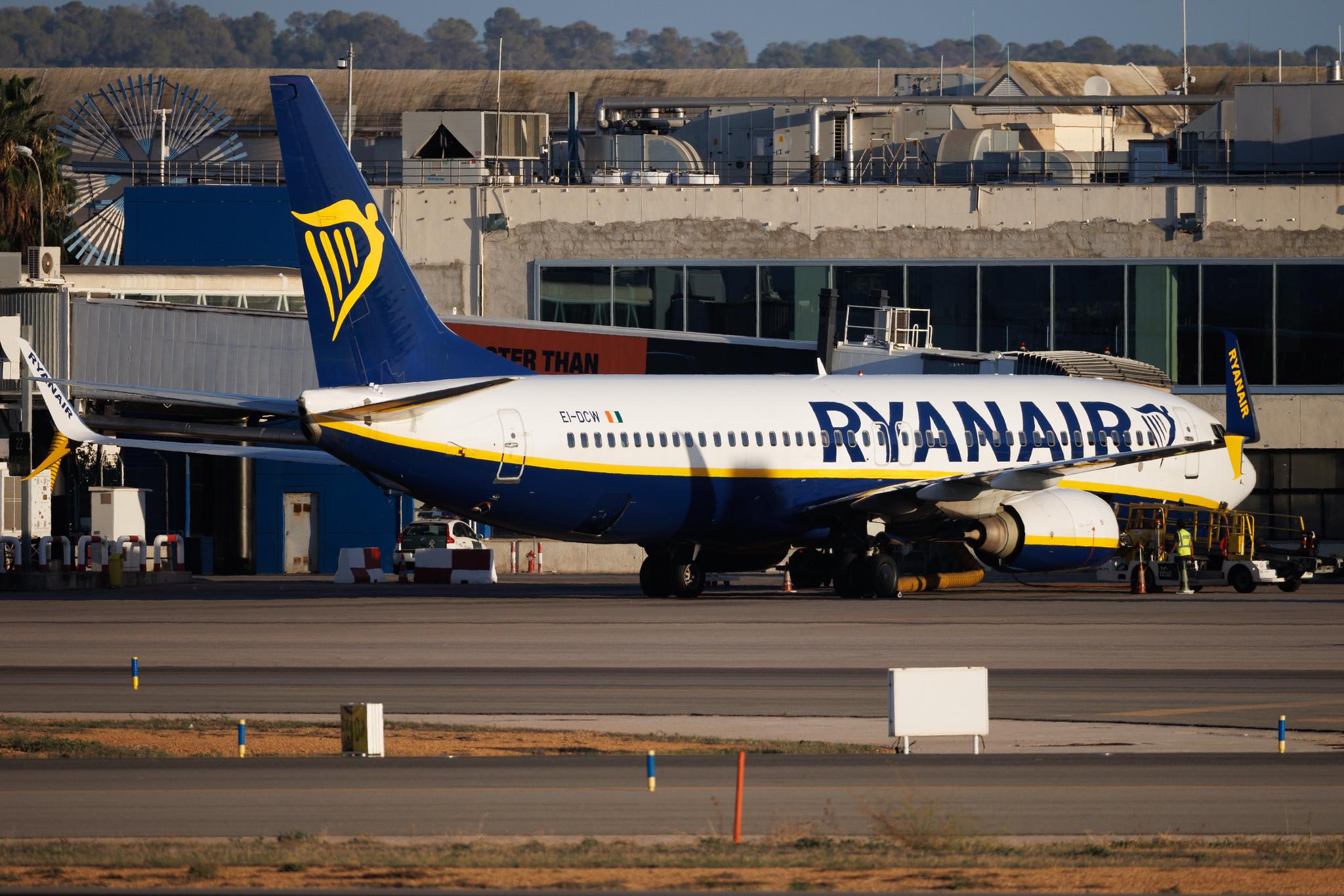 Palma de Mallorca Airport: Ryanair (FR / RYR) | Boeing 737-8AS B738 | EI-DCW | MSN 33568