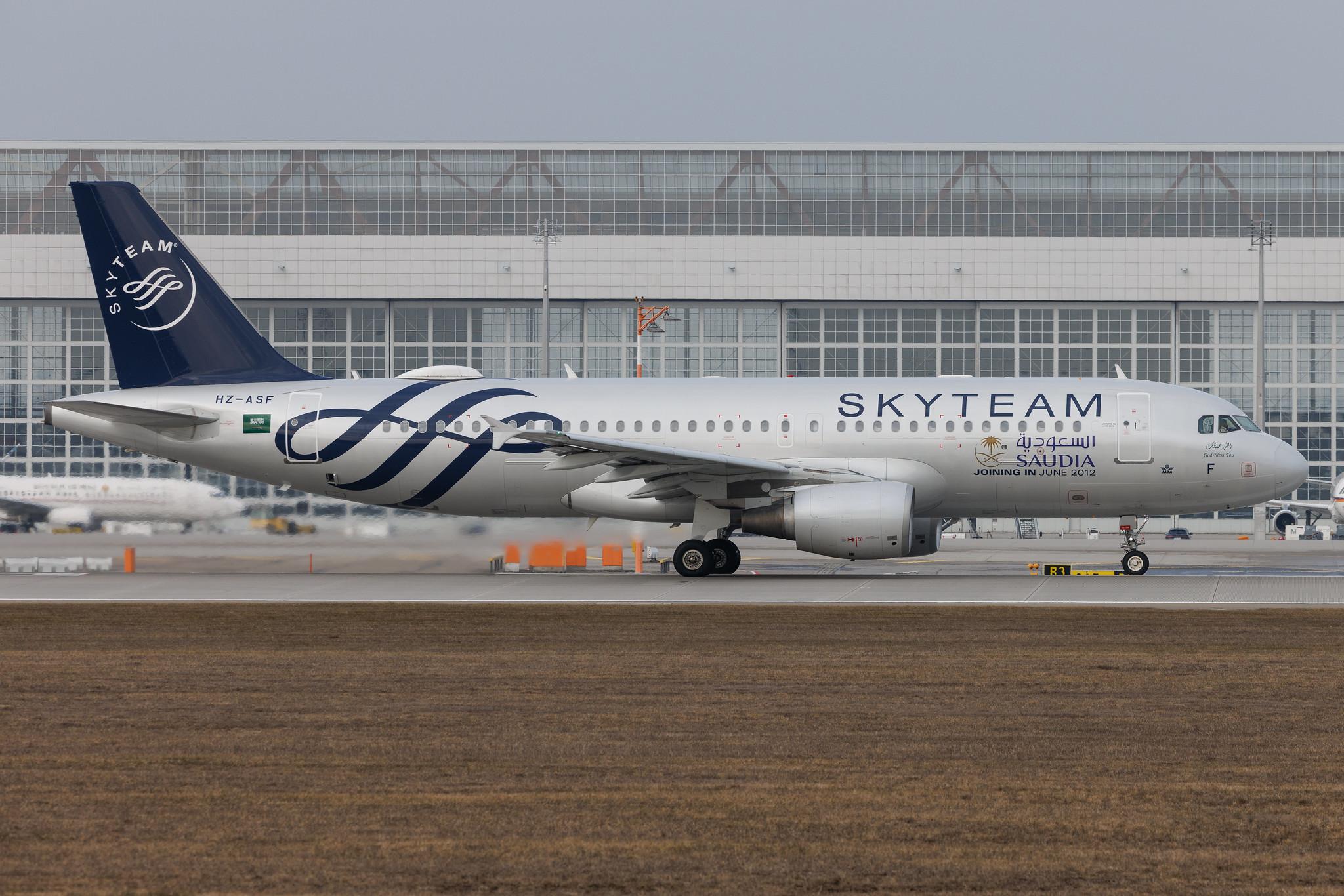 Munich Airport: Saudia (SV / SVA) | Livery: SkyTeam Livery | Airbus A320-214 A320 | HZ-ASF | MSN 4955