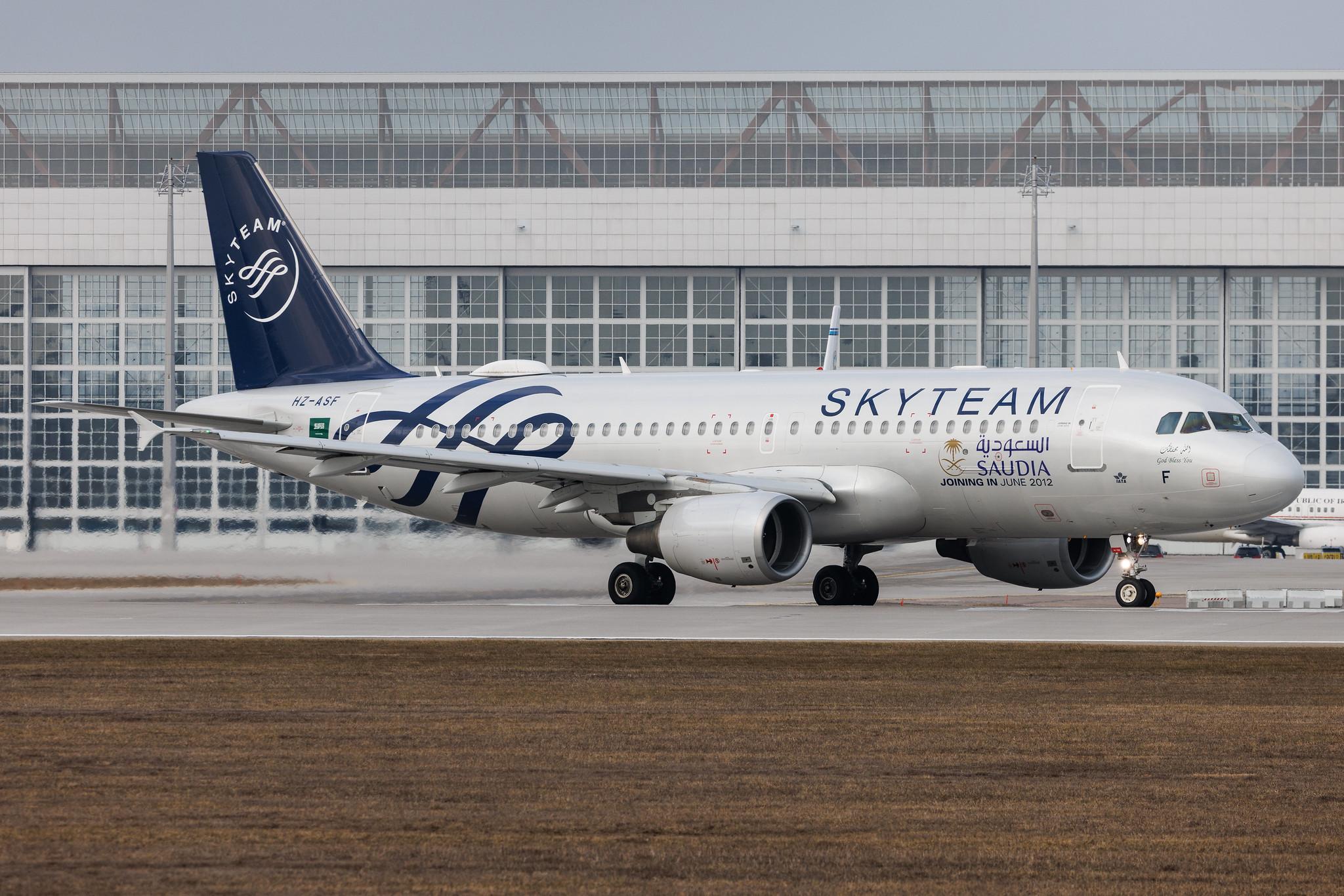 Munich Airport: Saudia (SV / SVA) | Livery: SkyTeam Livery | Airbus A320-214 A320 | HZ-ASF | MSN 4955