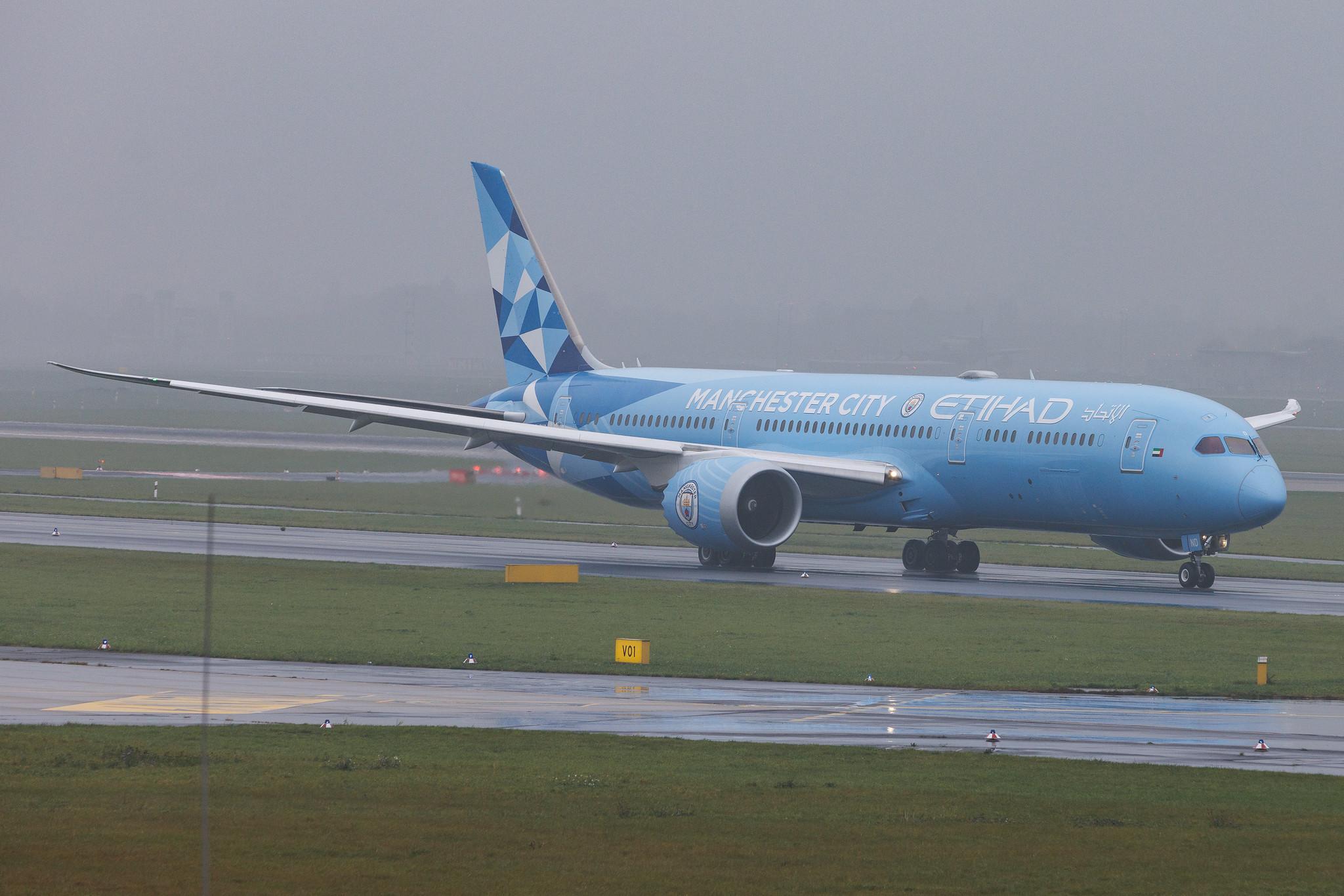 Düsseldorf Airport: Etihad Airways (EY / ETD) | Livery: Manchester City Livery | Boeing 787-9 Dreamliner B789 | A6-BND | MSN 42373