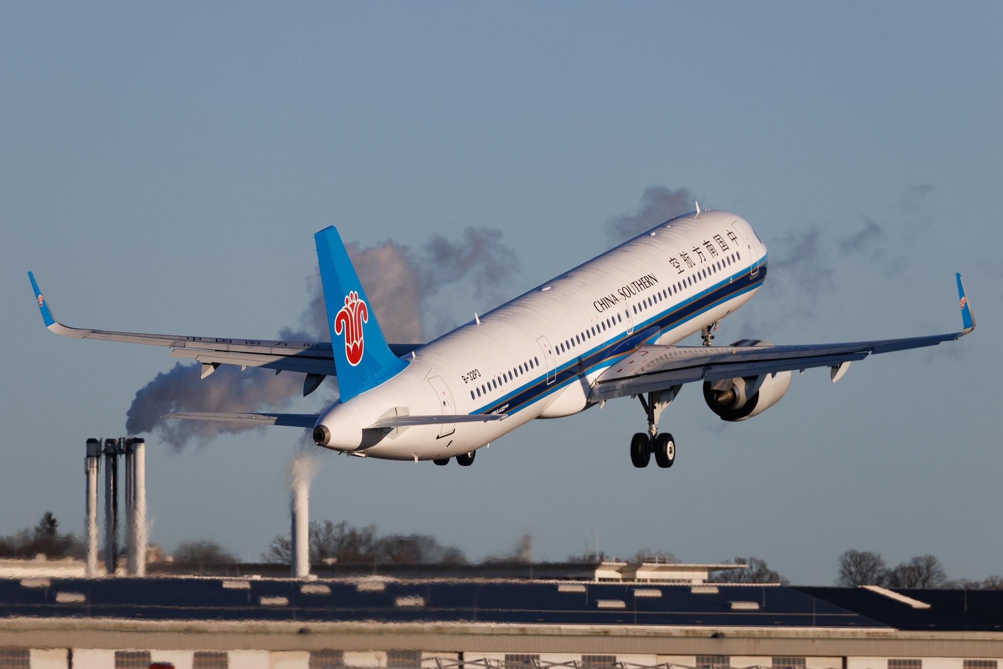 Hamburg Finkenwerder: China Southern Airlines (CZ / CSN) | Airbus A321-251NX A21N | B-32P3 | MSN 12813