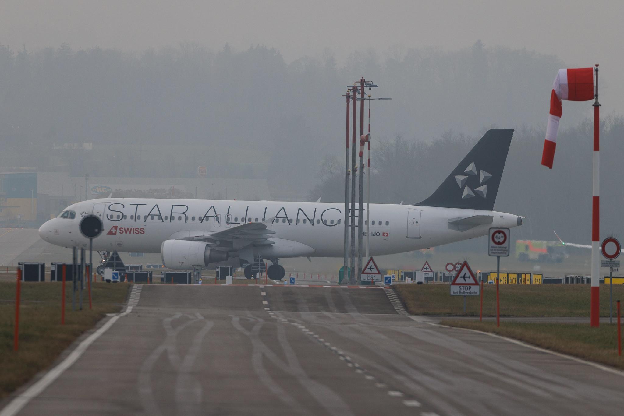 Flughafen Zürich: Swiss (LX / SWR) | Livery: Star Alliance Livery | Airbus A320-214 A320 | HB-IJO | MSN 0673