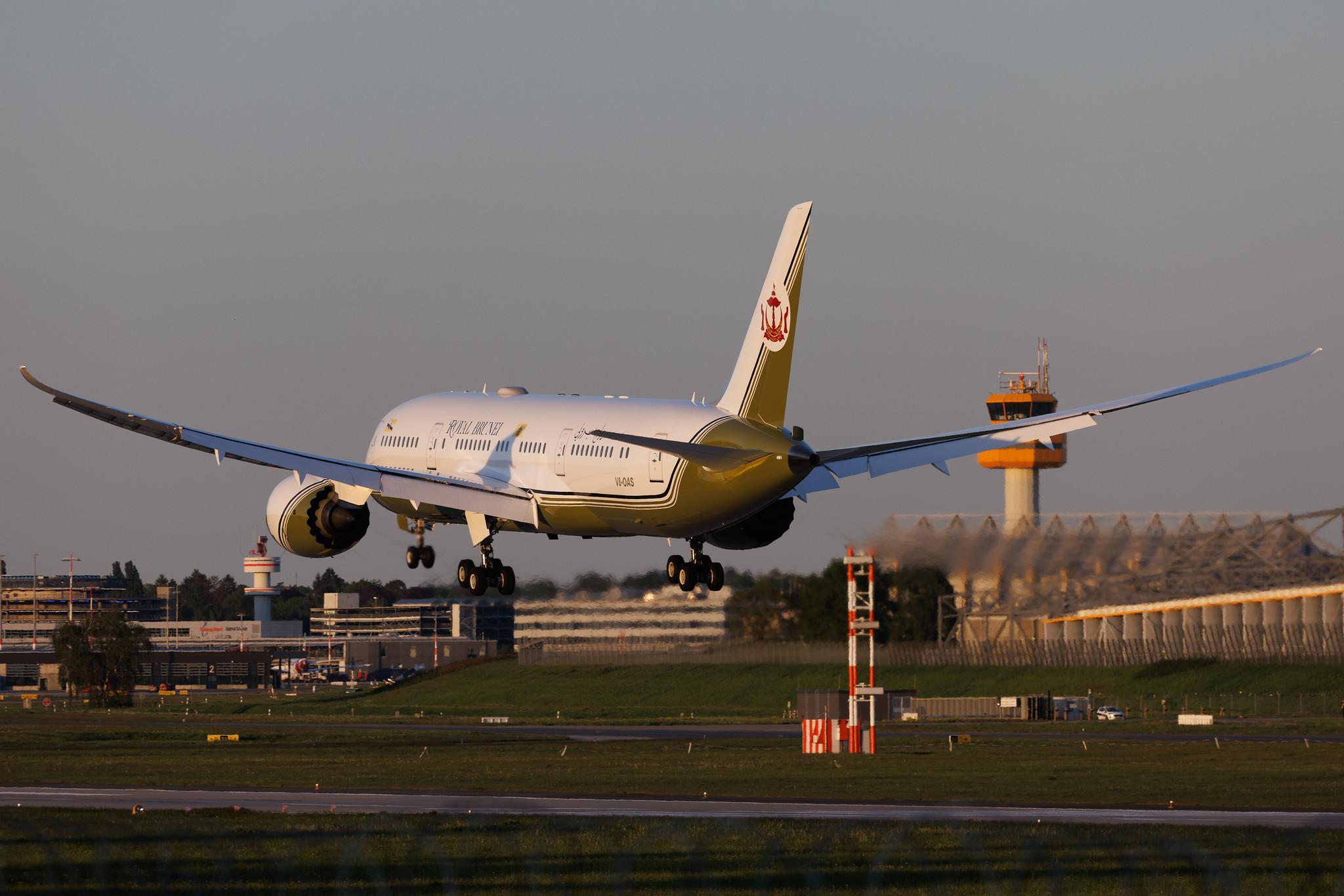 Hamburg Airport: Brunei Government | Boeing 787-8 Dreamliner (BBJ) B788 | V8-OAS | MSN 44572