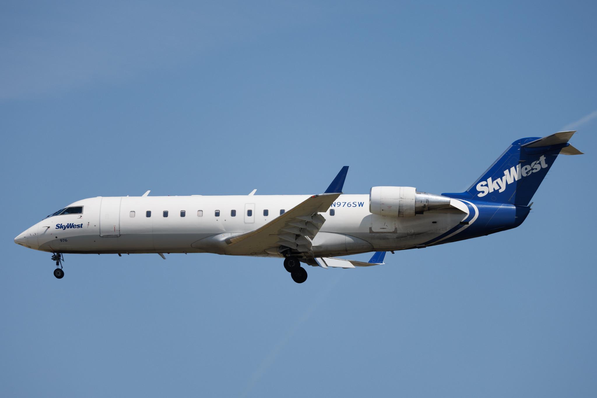 Los Angeles International Airport: United Express (UA / UAL) | Operator: SkyWest Airlines | Mitsubishi CRJ-200LR CRJ2 | N976SW | MSN 7952