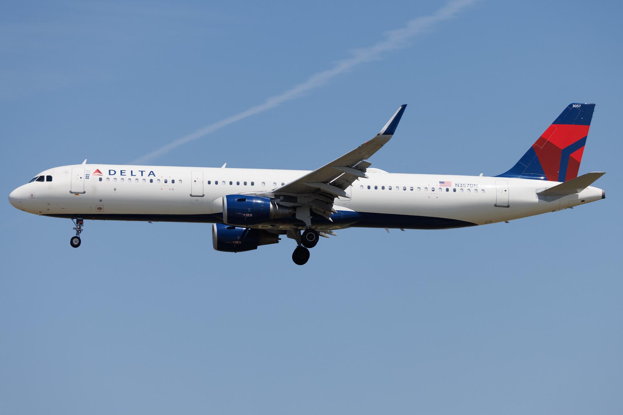 Los Angeles International Airport: Delta Air Lines (DL / DAL) | Airbus A321-211 A321 | N357DN | MSN 08339