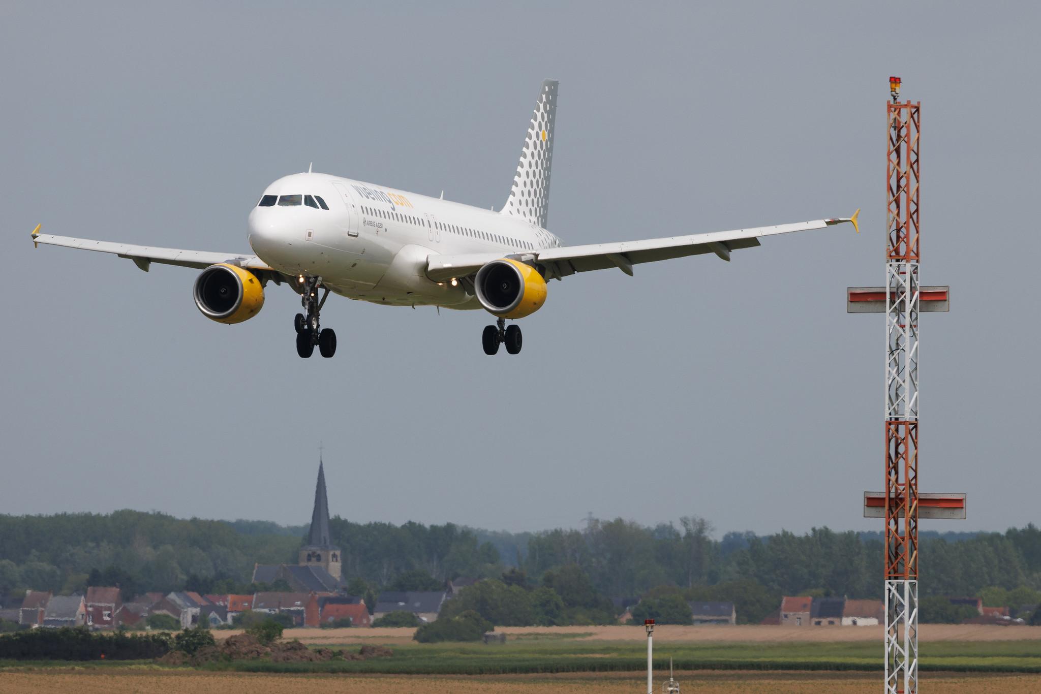 Brussels Airport: Vueling (VY / VLG) | Airbus A320-214 A320 | EC-MYB | MSN 02902