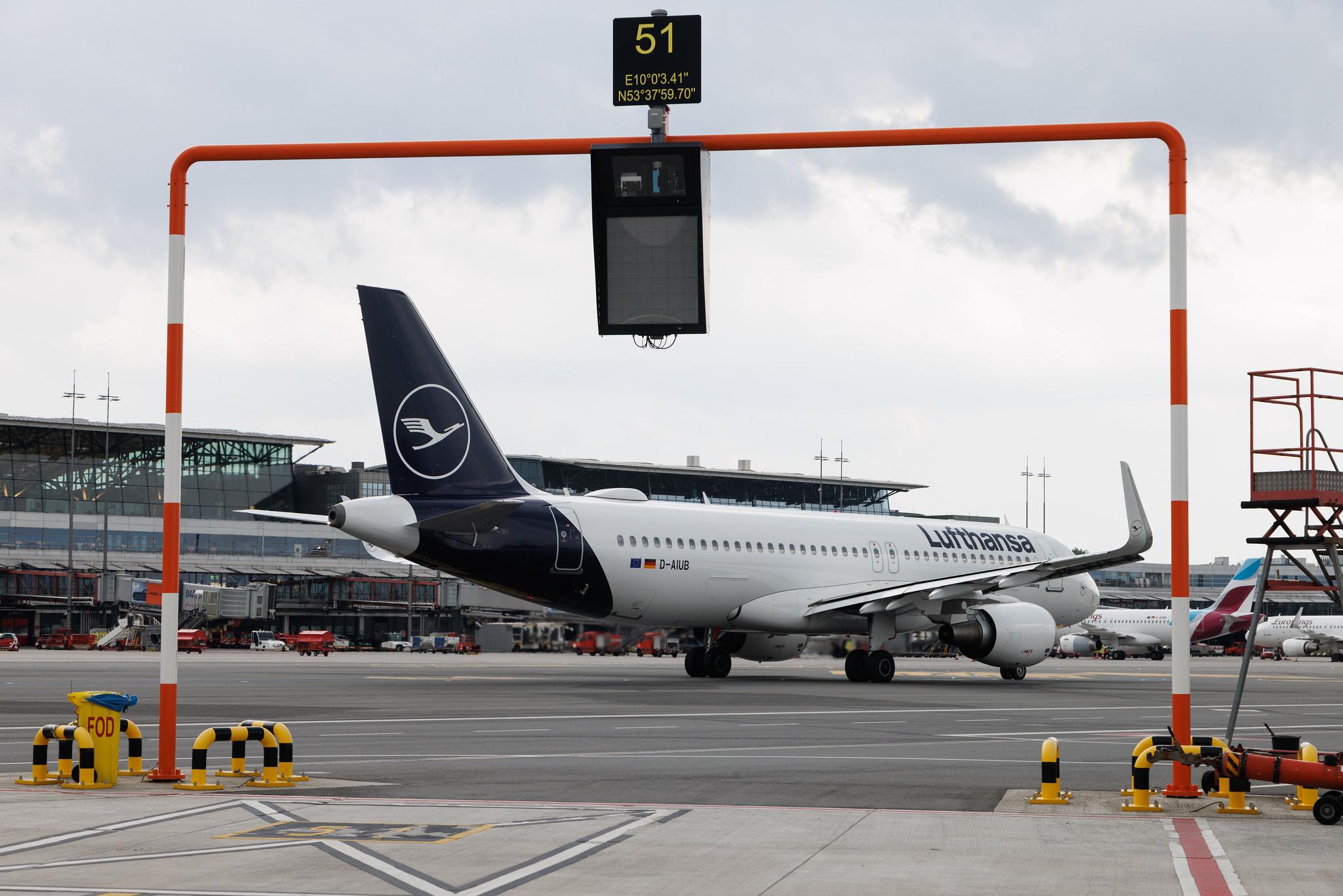 Hamburg Airport: Lufthansa (LH / DLH) | Airbus A320-214 A320 | D-AIUB | MSN 5972