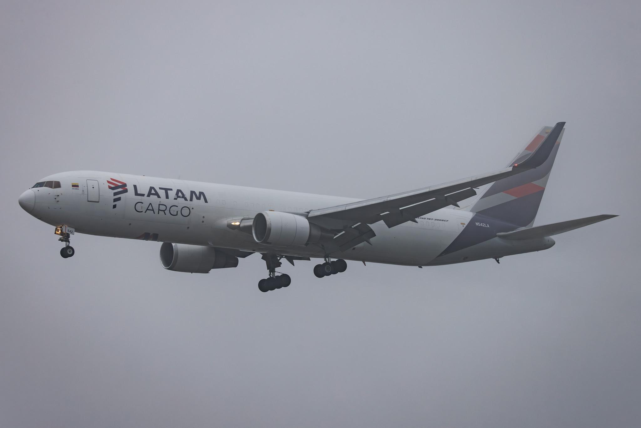 Frankfurt Airport: LATAM Cargo (UC / LCO) | Operator: LATAM Cargo Colombia | Boeing 767-316(ER)(BCF) B763 | N542LA | MSN 34629