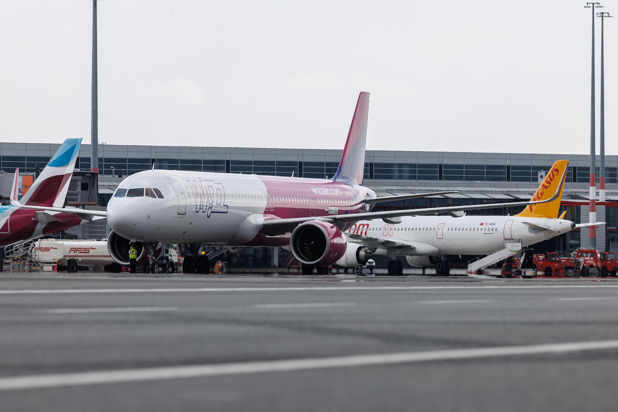 Hamburg Airport: Wizz Air (W6 / WZZ) | Airbus A321-271NX A21N | HA-LGL | MSN 11030