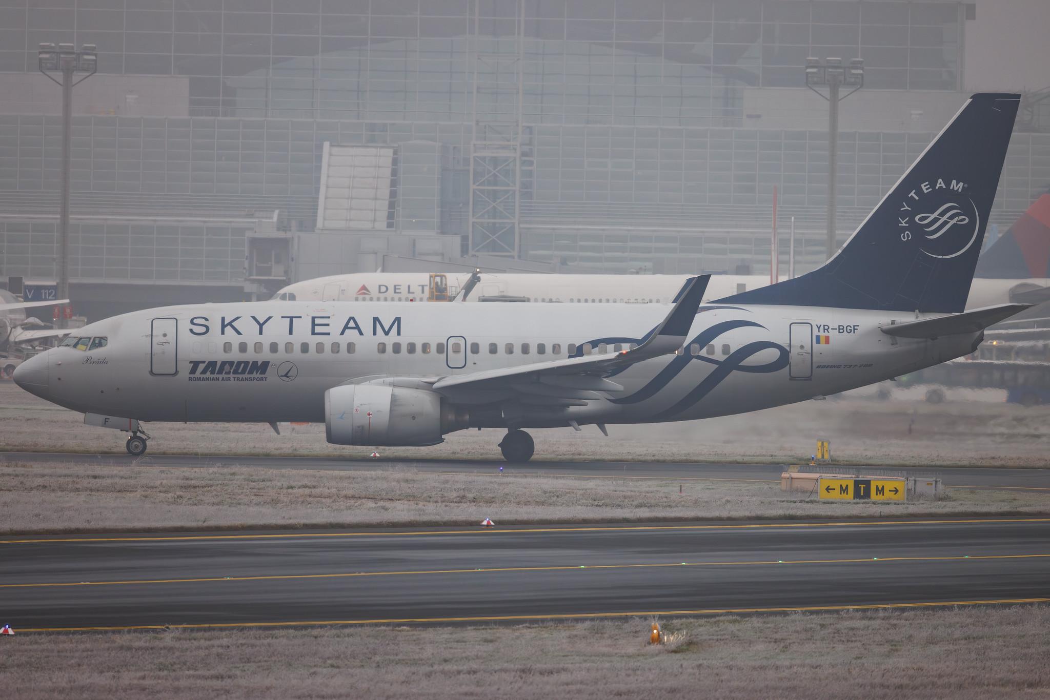 Frankfurt Airport: Tarom (RO / ROT) | Livery: SkyTeam Livery | Boeing 737-78J B737 | YR-BGF | MSN 28440