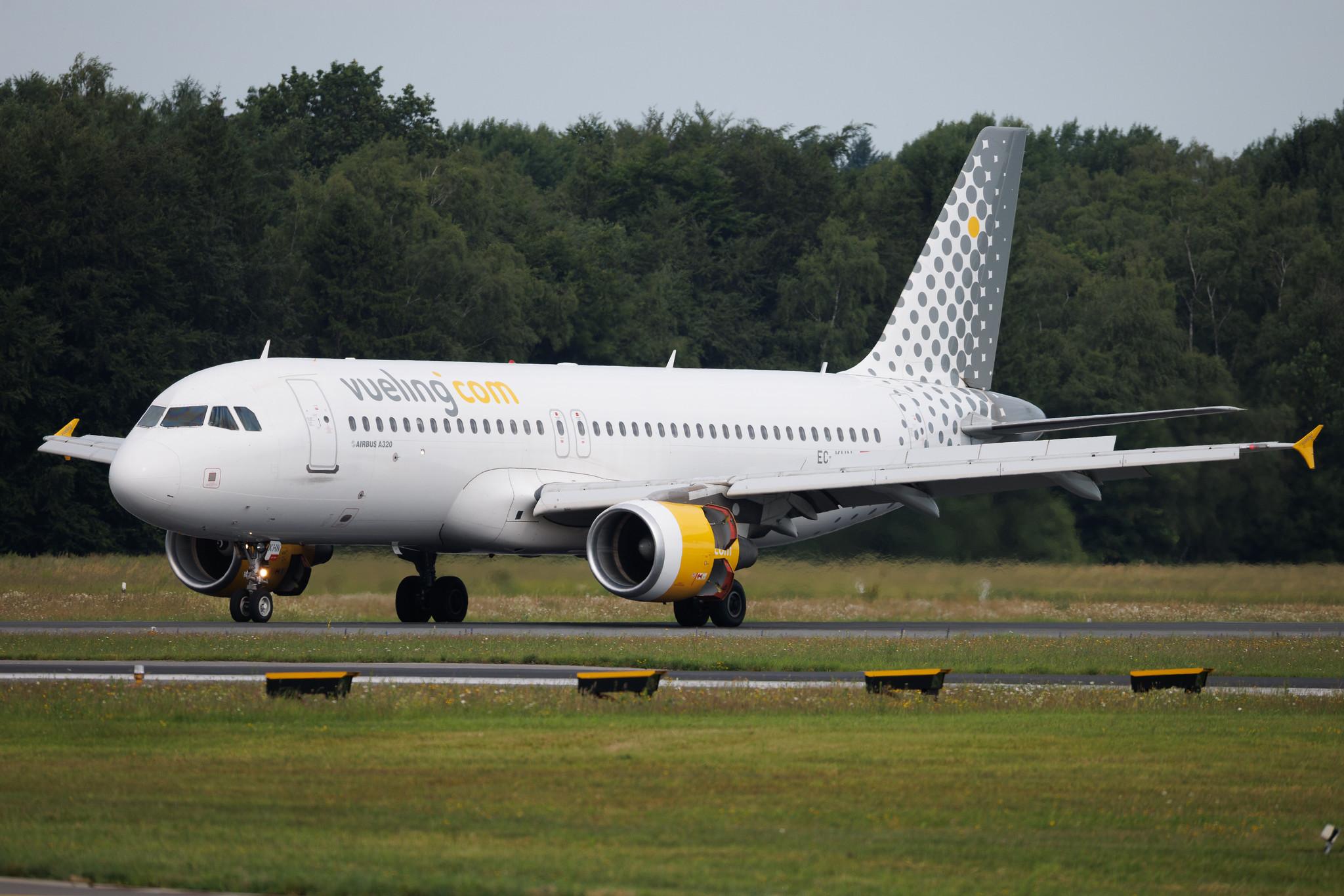 Hamburg Airport: Vueling (VY / VLG) | Airbus A320-216 A320 | EC-KHN | MSN 3203
