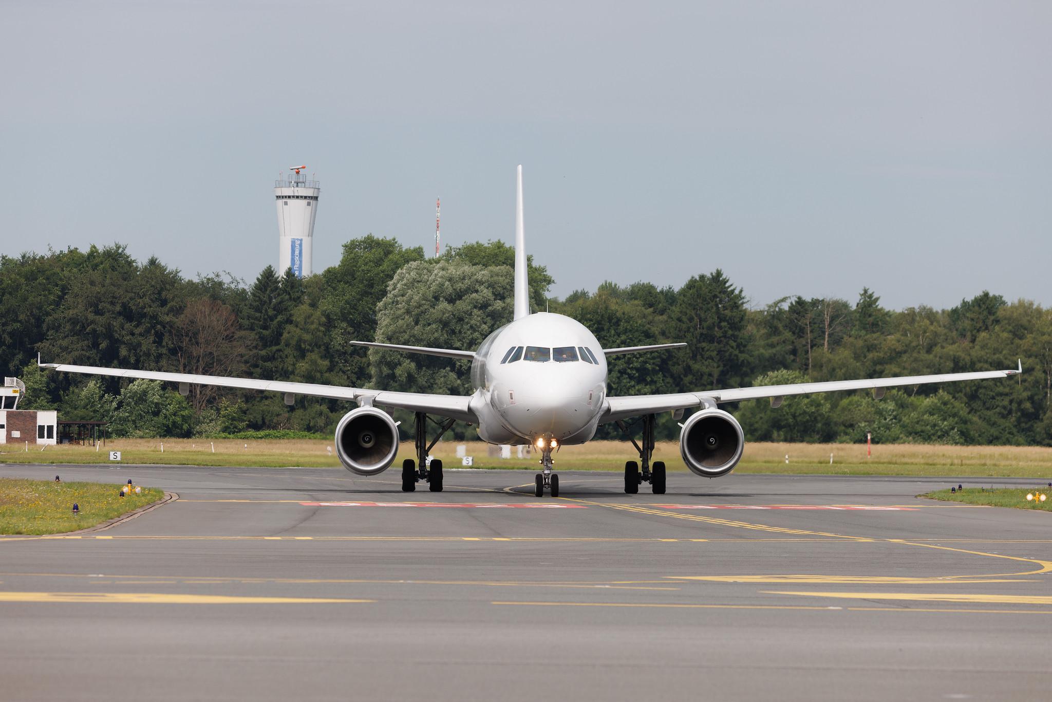 Hamburg Airport: Eurowings (EW / EWG) | Operator: GetJet Airlines | Airbus A320-214 A320 | LY-FAS | MSN 04273