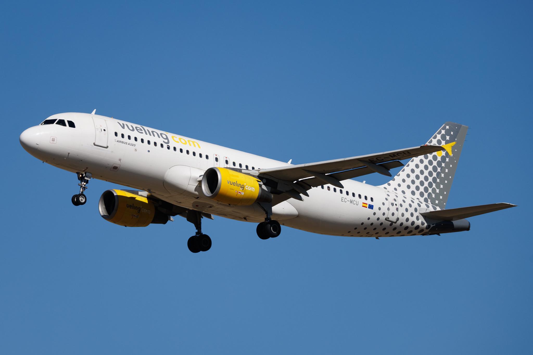 Rome Leonardo da Vinci Fiumicino Airport: Vueling (VY / VLG) | Airbus A320-214 A320 | EC-MCU | MSN 3907
